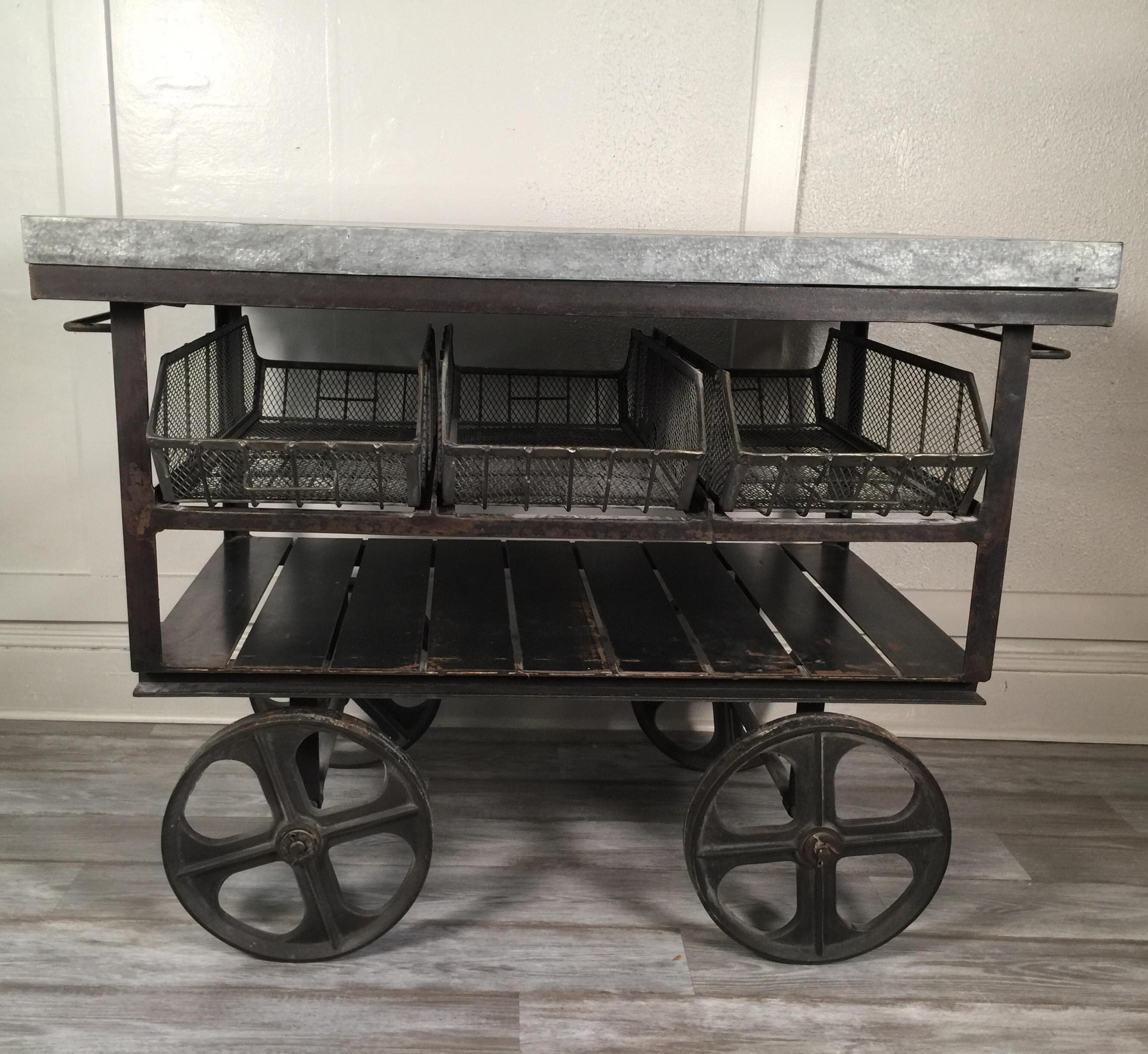 Chariot industriel vintage en fer avec paniers de rangement en fil métallique et étagères, roues en fer pour un déplacement facile, peut être utilisé comme îlot. Idéal pour la cuisine ou tout autre environnement industriel
Dimensions : 48
