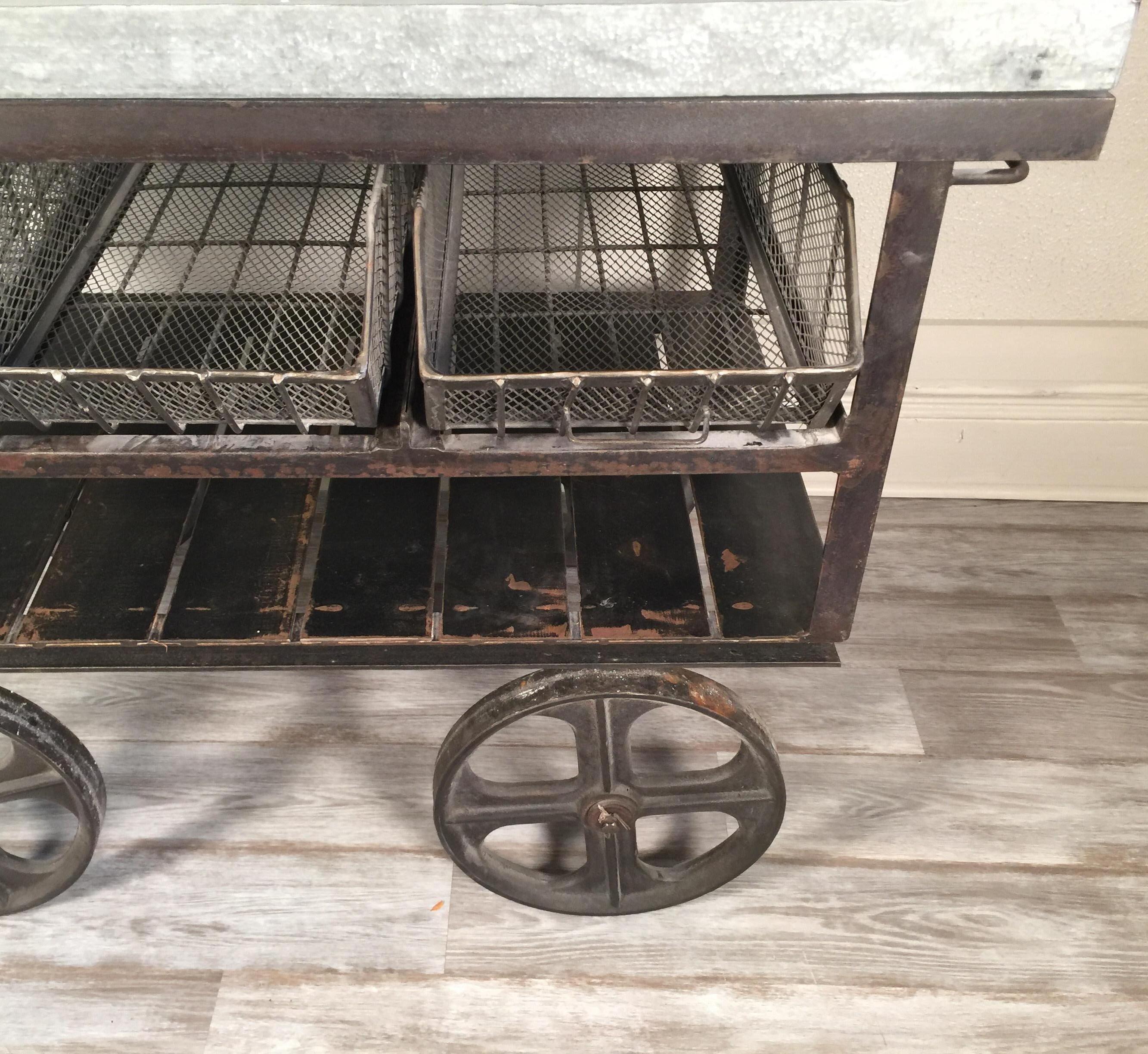 Milieu du XXe siècle Chariot industriel vintage en fer avec paniers de rangement et étagères en fil de fer, roues en fer