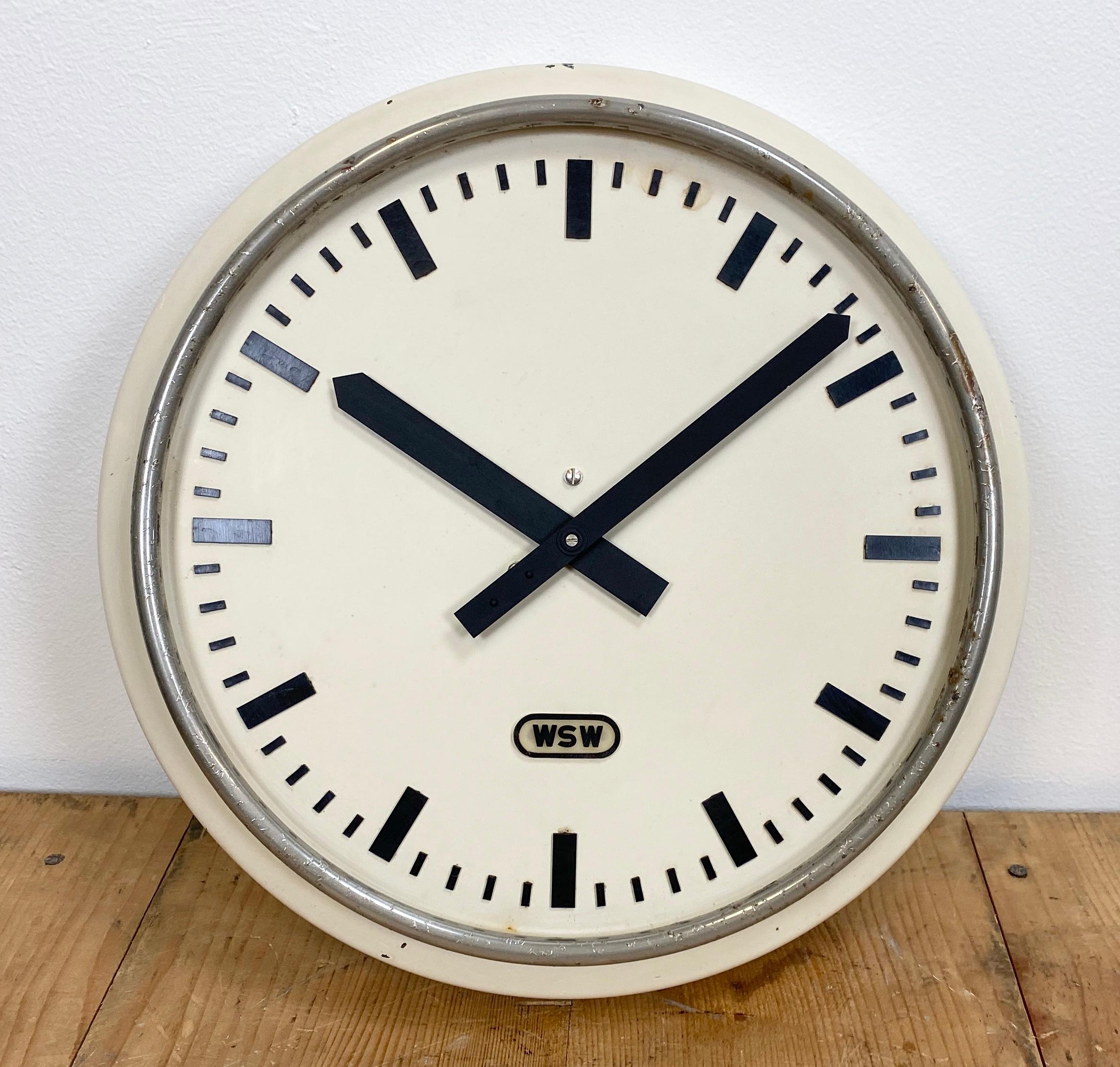 Vintage iron clock manufactured by WSW during the 1960s. The piece has been converted into a battery-powered clockwork and requires only one AA-battery. Size: Diameter 30 cm.