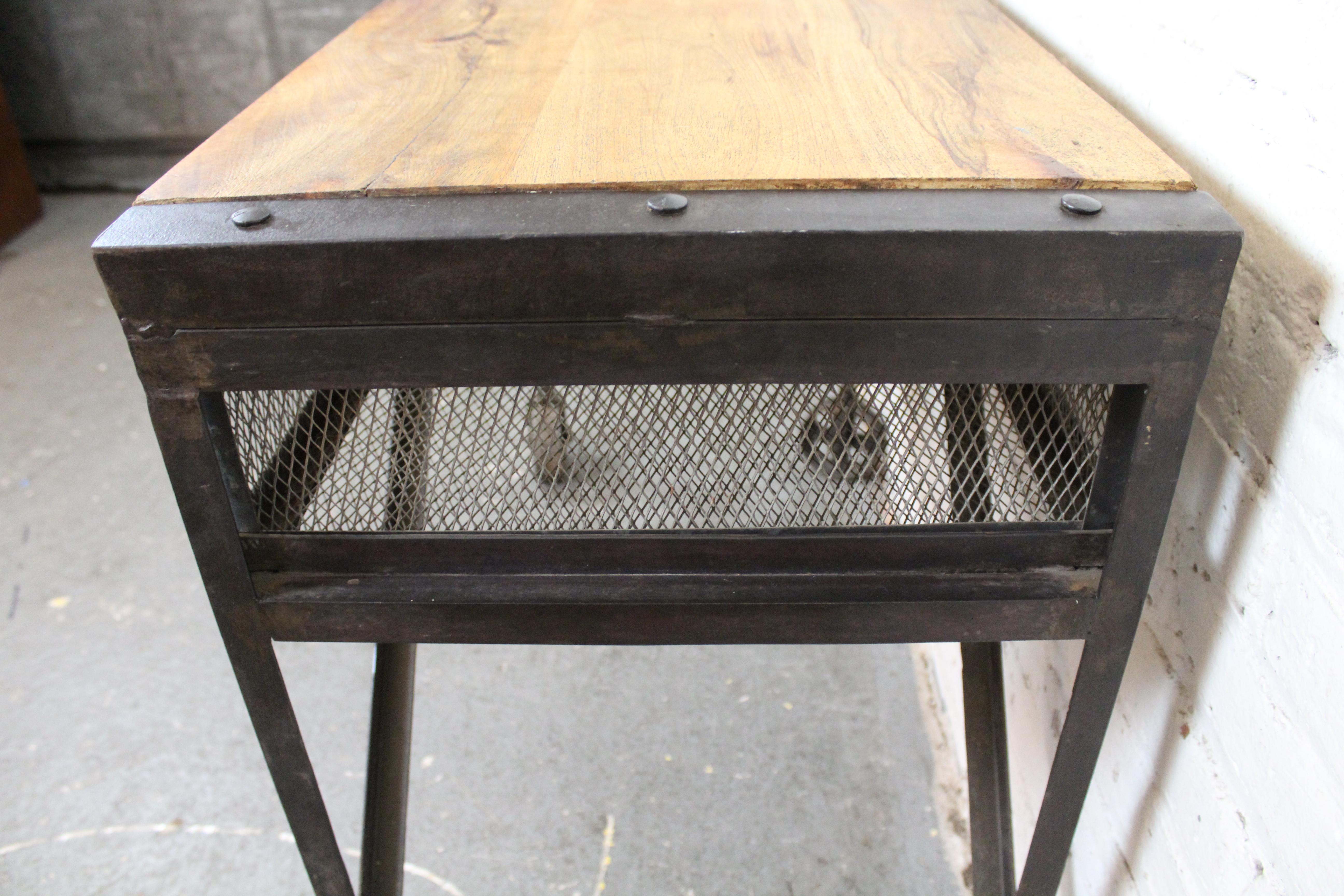 Banco de trabajo rodante industrial vintage de hierro y pino 7