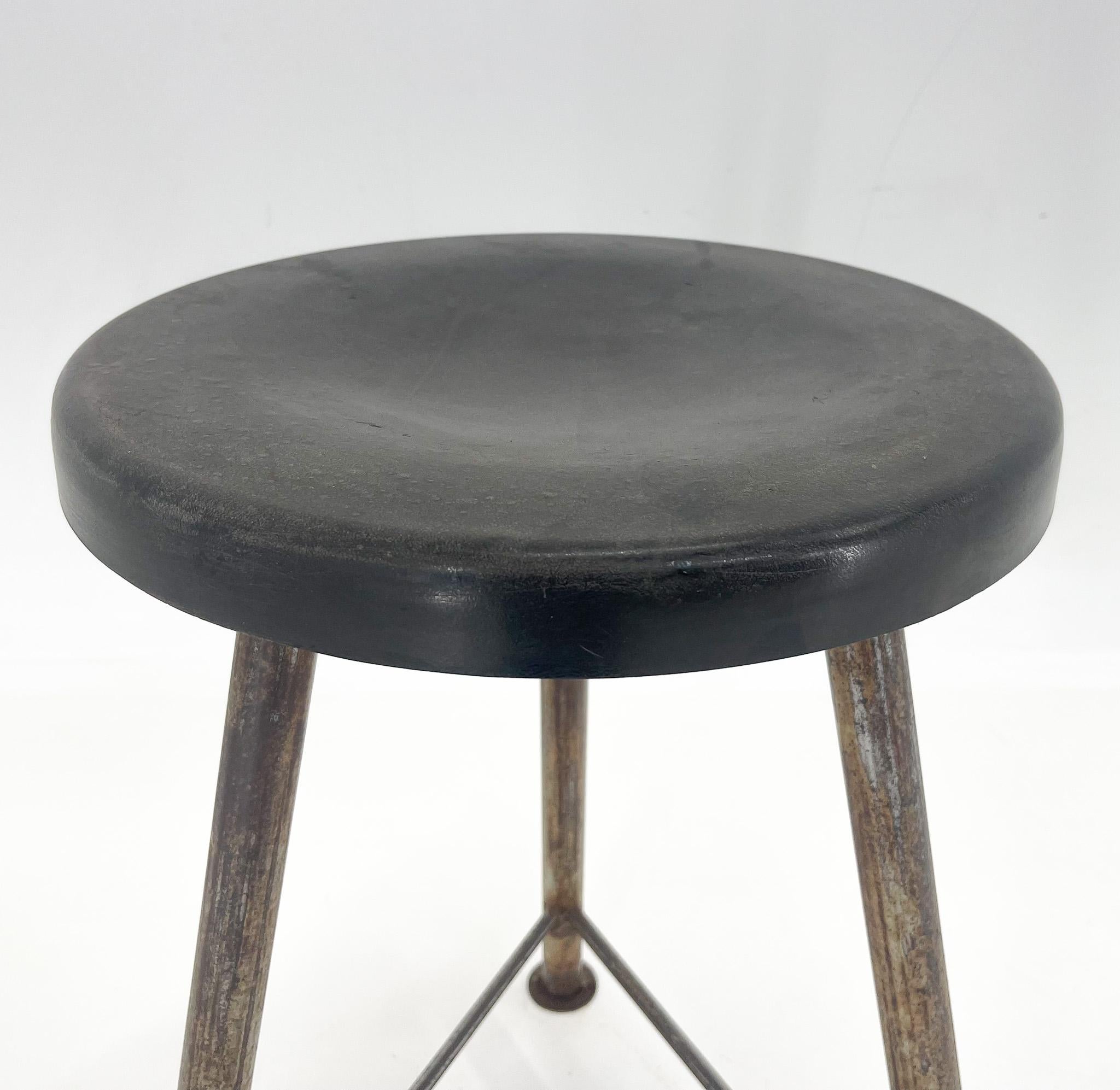 Vintage Industrial Iron Tripod Stool with Original Plastic Seat, 1950s In Good Condition For Sale In Praha, CZ