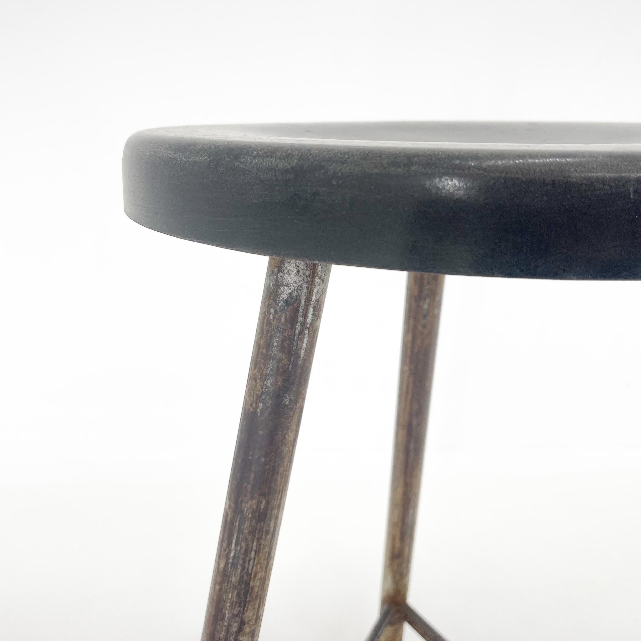 Taburete trípode industrial vintage de hierro con asiento de plástico original, años 50 en Bueno estado para la venta en Praha, CZ
