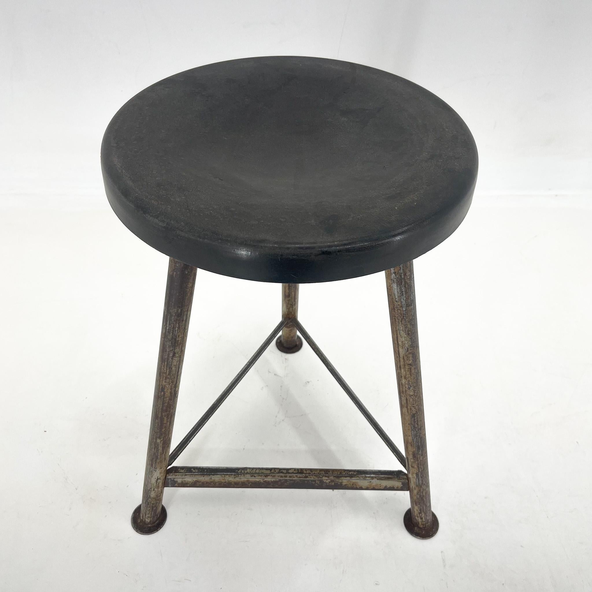 Taburete trípode industrial vintage de hierro con asiento de plástico original, años 50 en venta 2