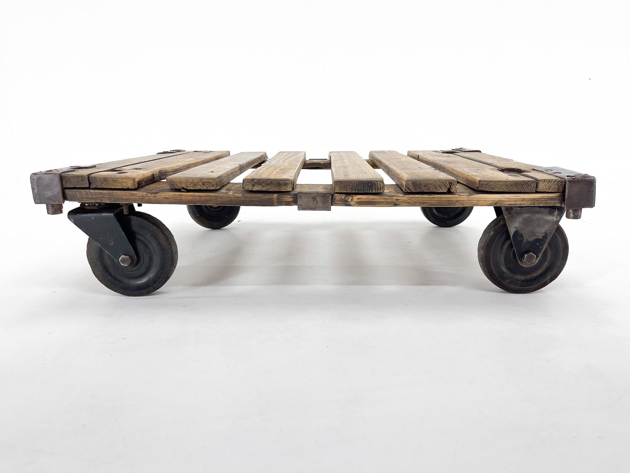 Paleta industrial vintage que puede utilizarse como mesa de centro o auxiliar.