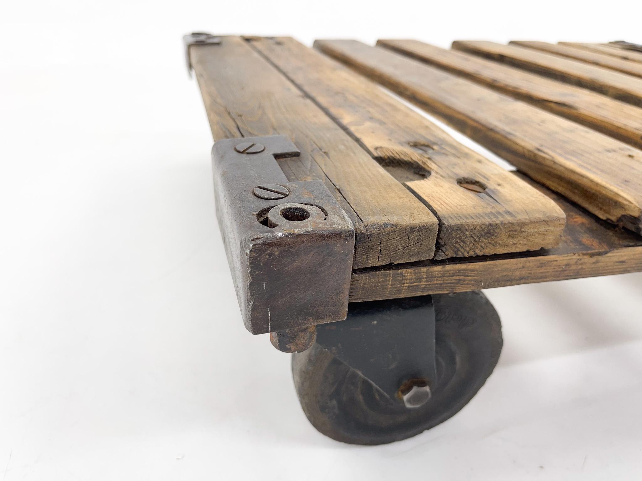 Vintage Industrial Iron & Wood Coffee Table on Wheels In Good Condition For Sale In Praha, CZ