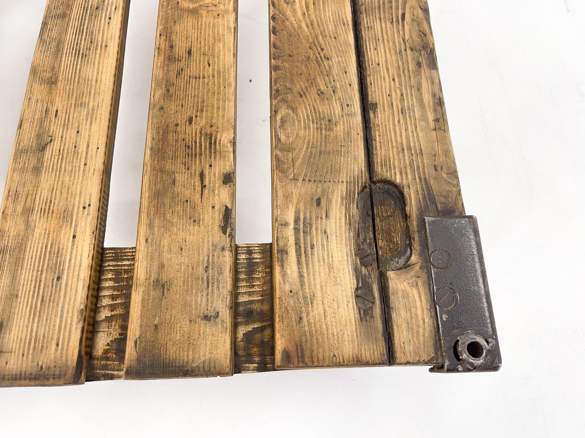 Mesa baja industrial vintage de hierro y madera con ruedas siglo XX en venta