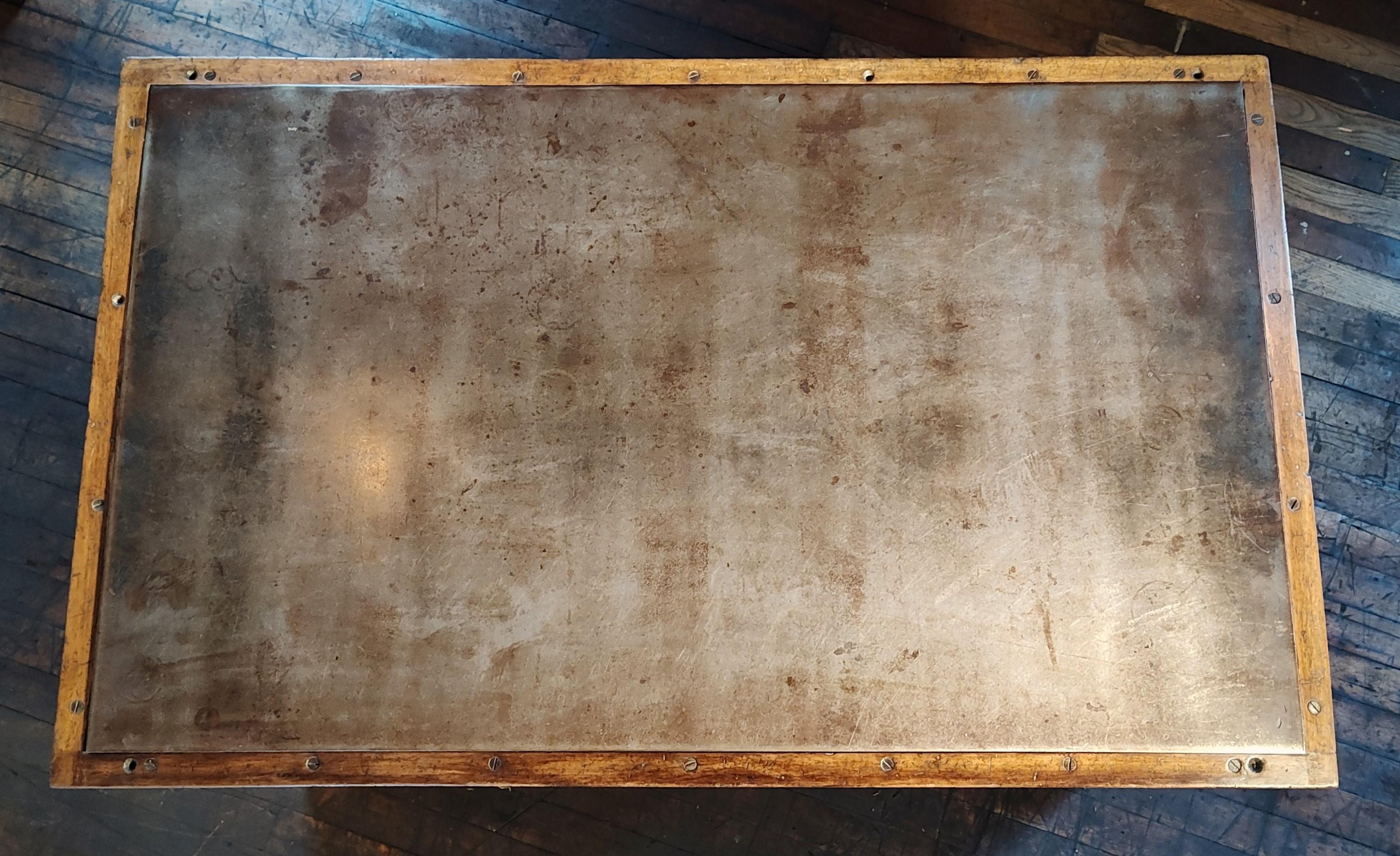 Vintage Industrial Island / Display Cabinet In Good Condition In Oakville, CT