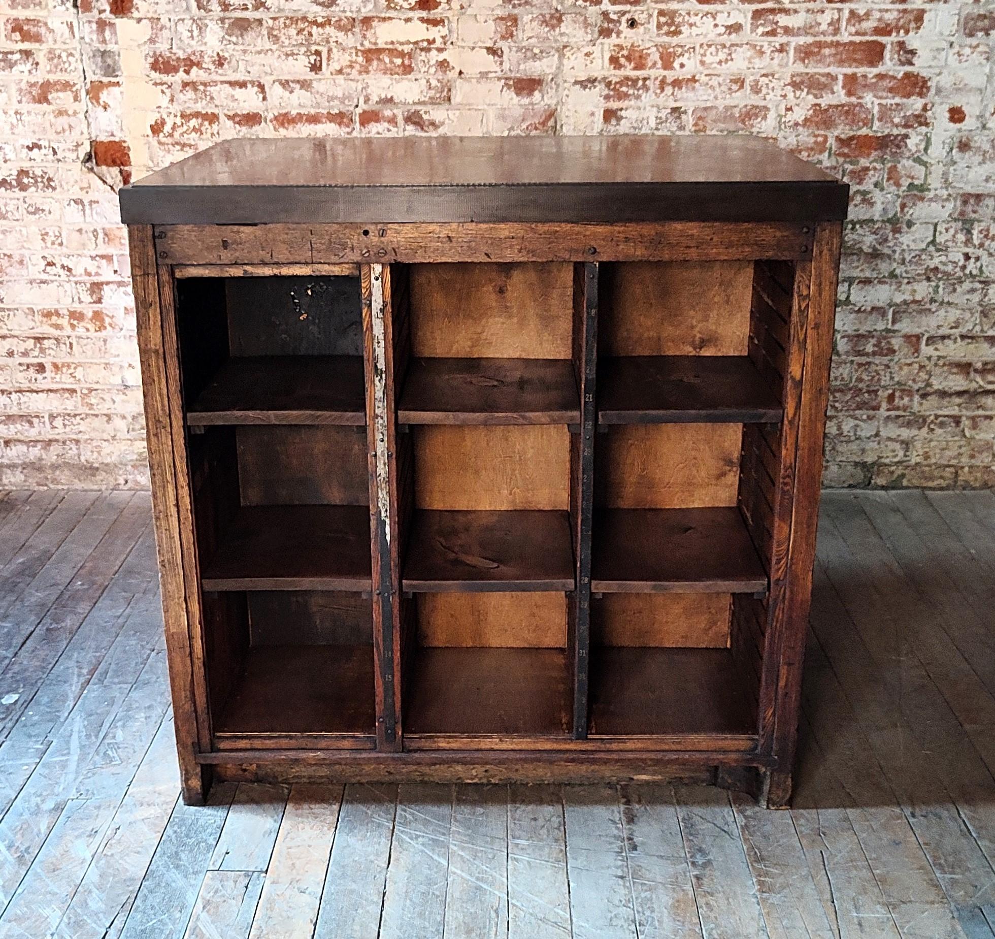 Vintage Hamilton Printer's Up&Up Cabinet en chêne avec dessus en fonte

Dimensions totales : 30 3/4