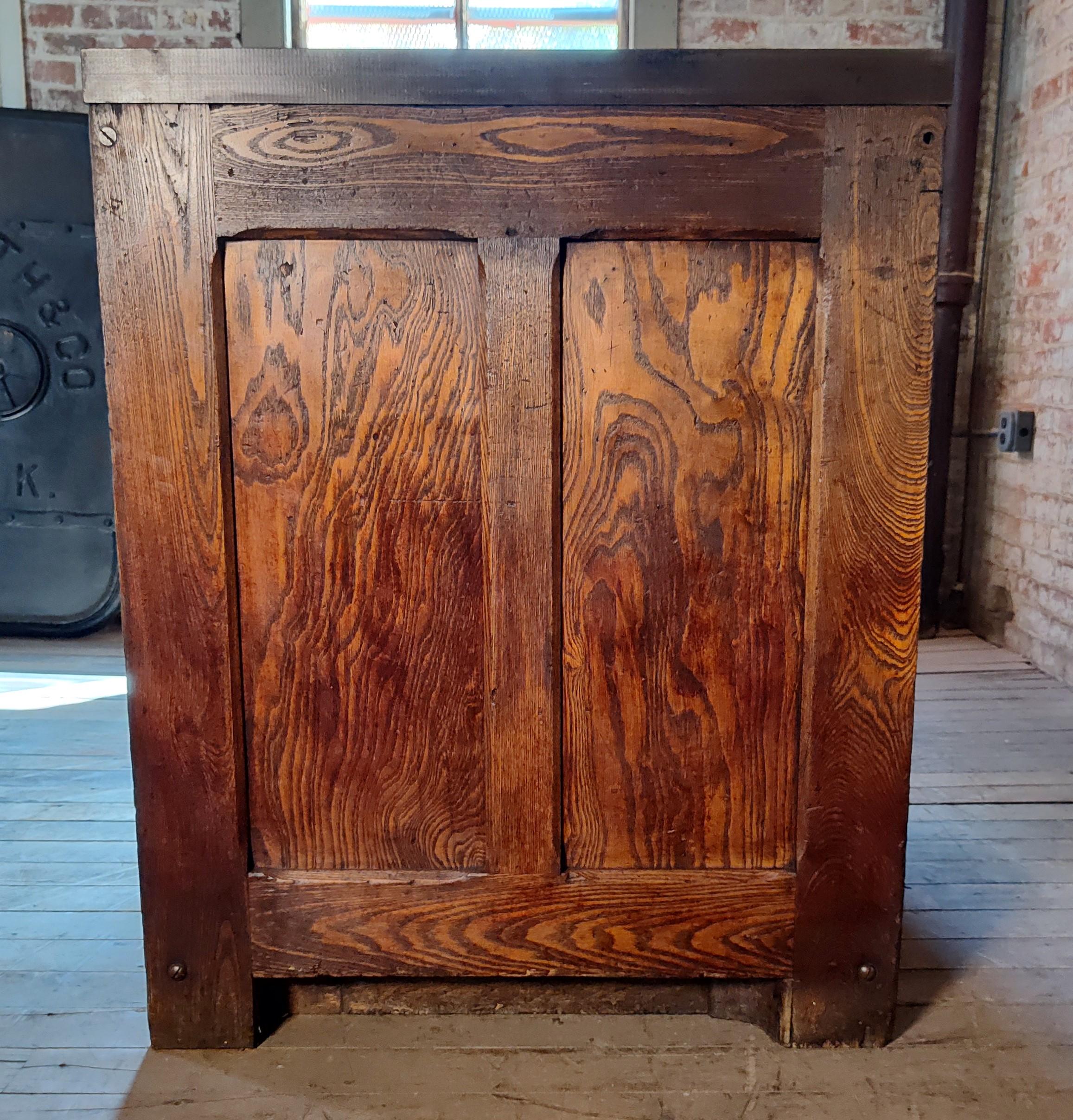20ième siècle Islande / Armoire de cuisine industrielle vintage
