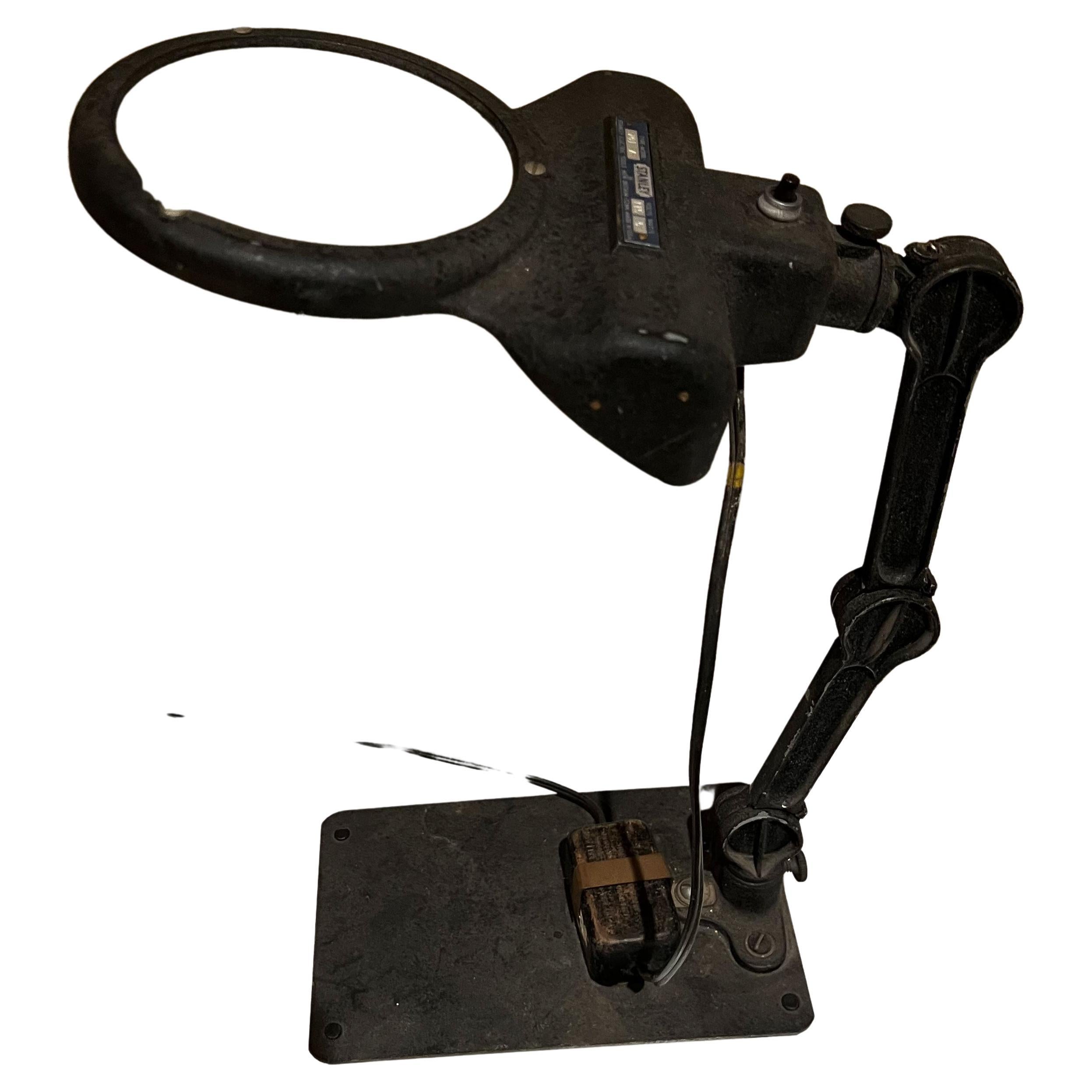 Mid-Century Modern 1950s Stanley Industrial Vintage Articulating Magnifying Table Lamp 701 en vente