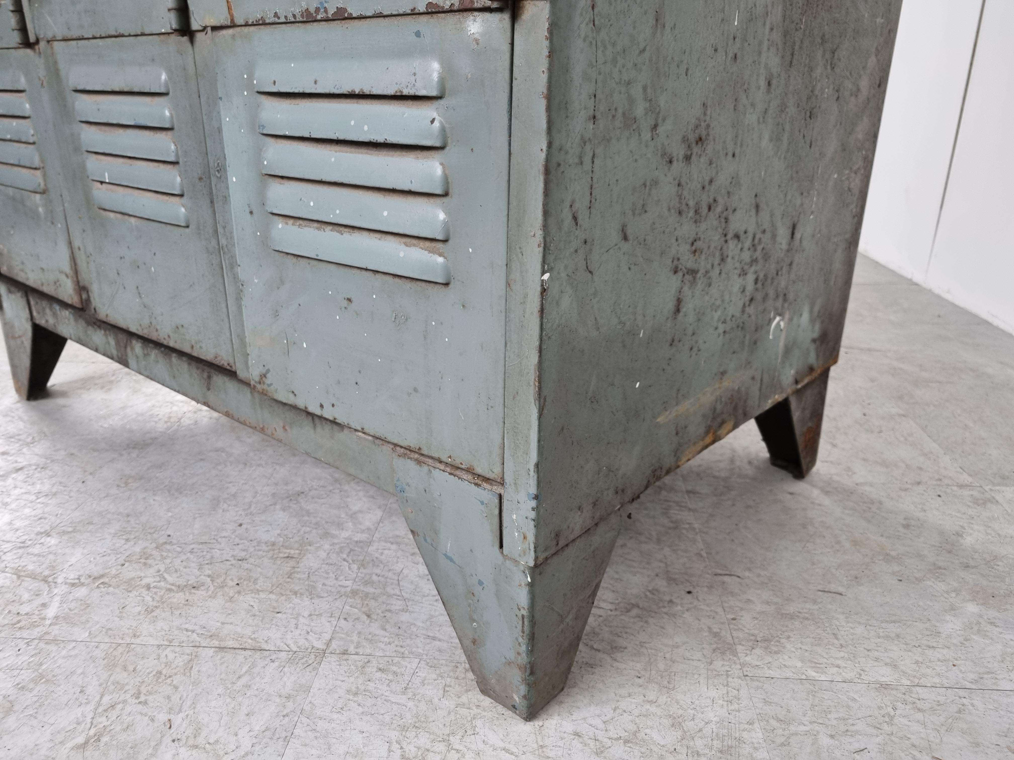 Heavy industrial locker cabinet with three doors.

Beautifully worn with working locks and smooth hinges.

Nice piece to contrast a modern day interior.

1960s - France

Dimensions:
Height: 192cm/75.59