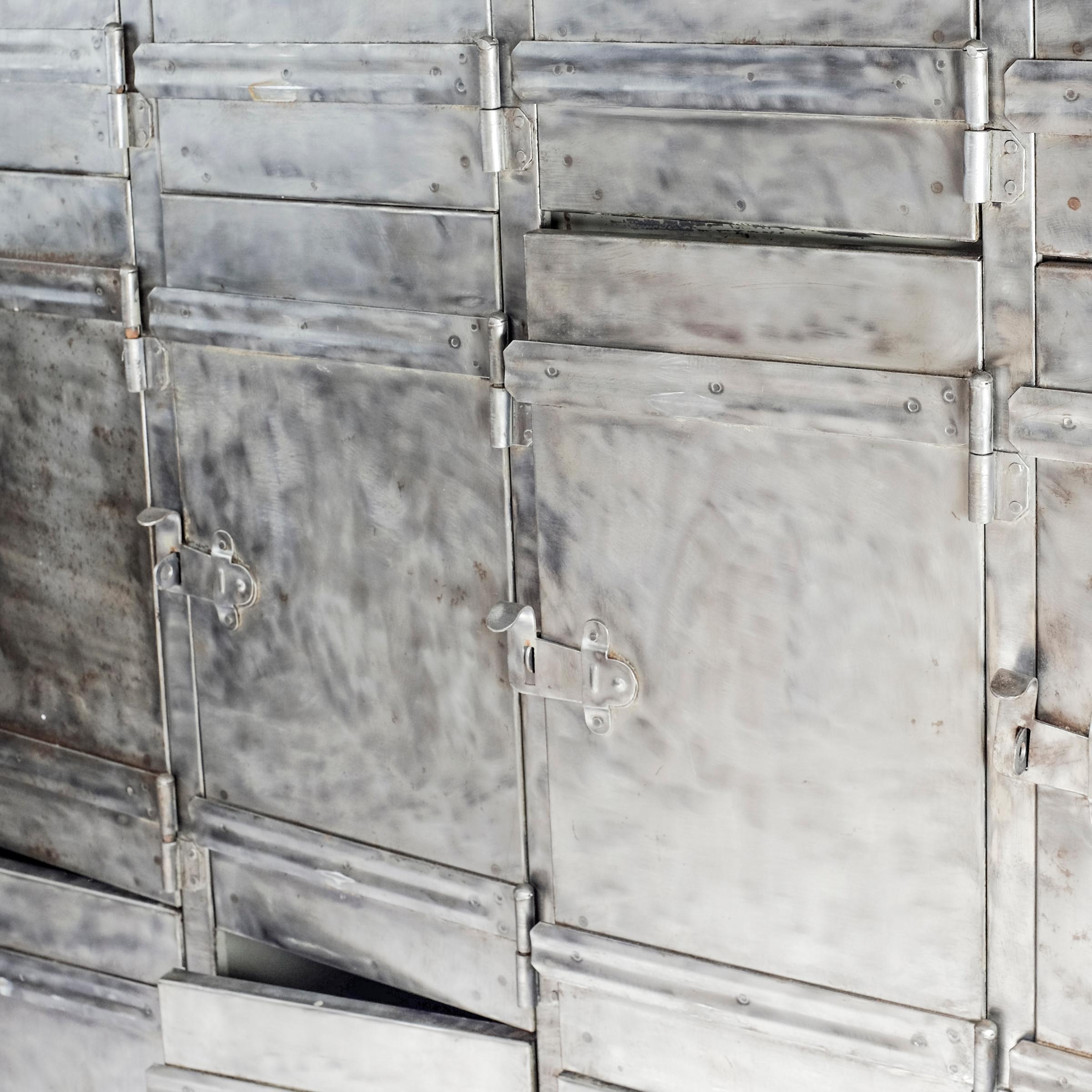 Dies ist ein Artikel für Liebhaber von Werkselementen in der Innenarchitektur. Dieser robuste Metallspind ist originalgetreu lackiert und im Laufe der Zeit authentisch angelaufen. Er umfasst 12 geräumige und tiefe Fächer in einem einzigen Schrank,