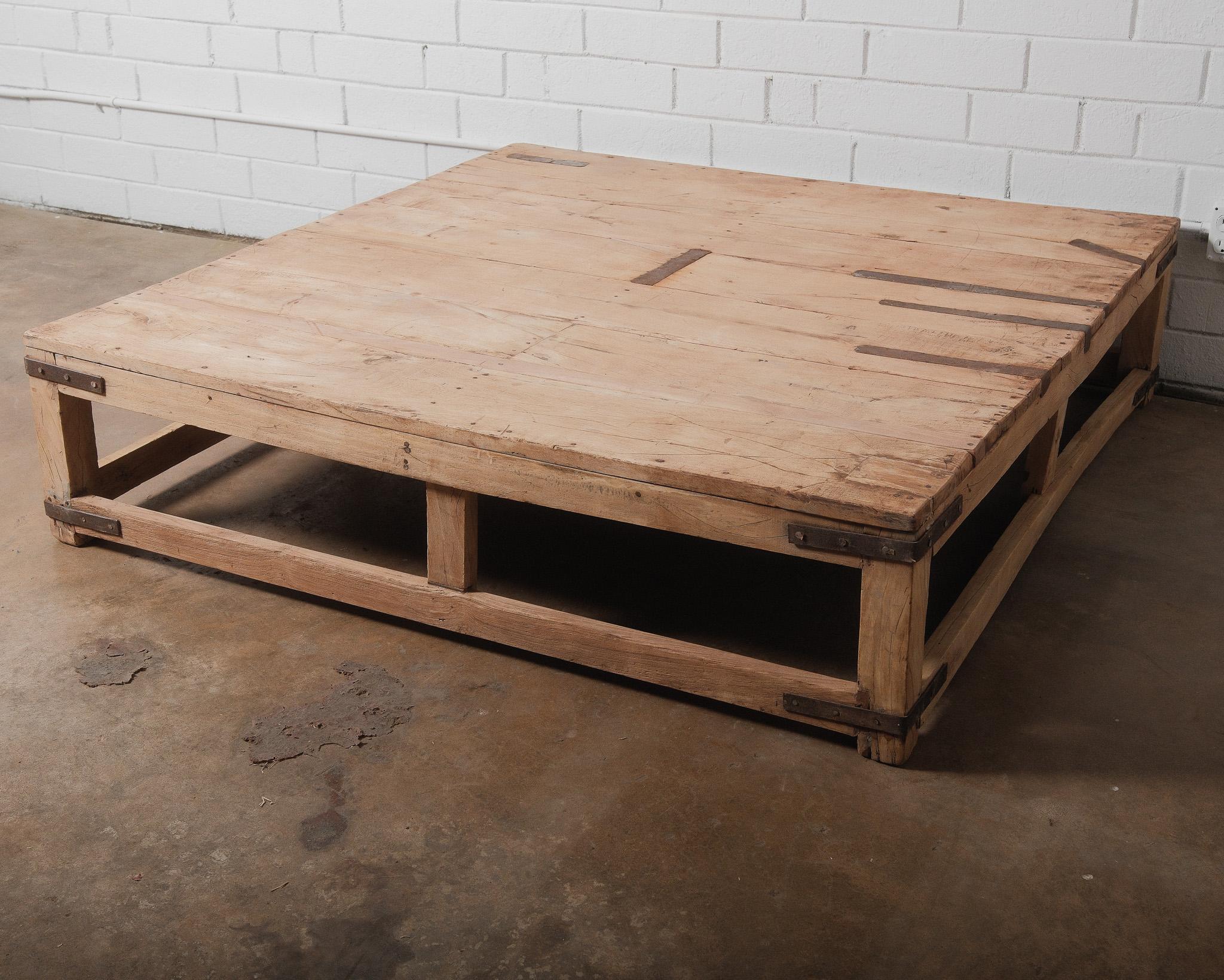 Tavolino basso industriale vintage in Wood con accenti in ferro In condizioni buone in vendita a High Point, NC