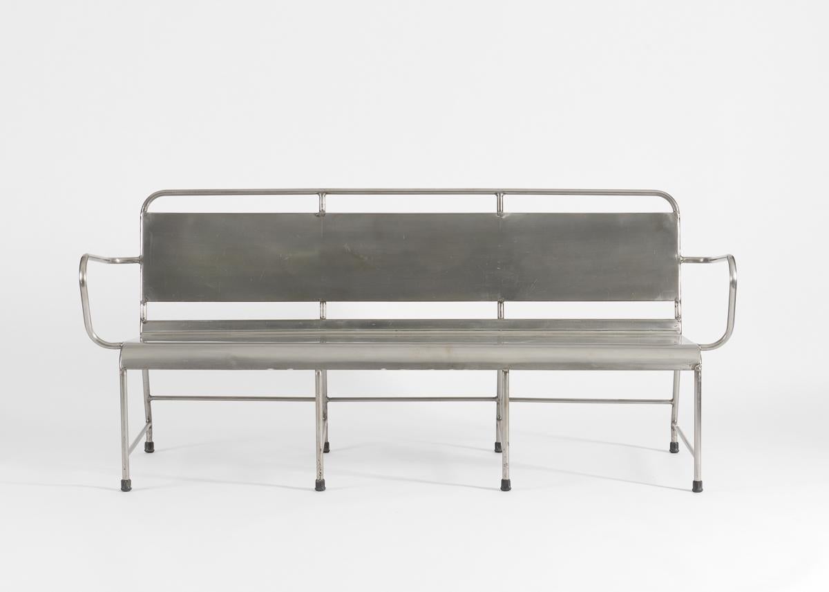 Funzionali ed eleganti, queste panche sono esemplari di un'estetica pura, industriale e di metà secolo. Provengono dallo studio di architettura di Thierry Despont (1948 - 2023), che ha avuto un ruolo fondamentale nel restauro della Statua della