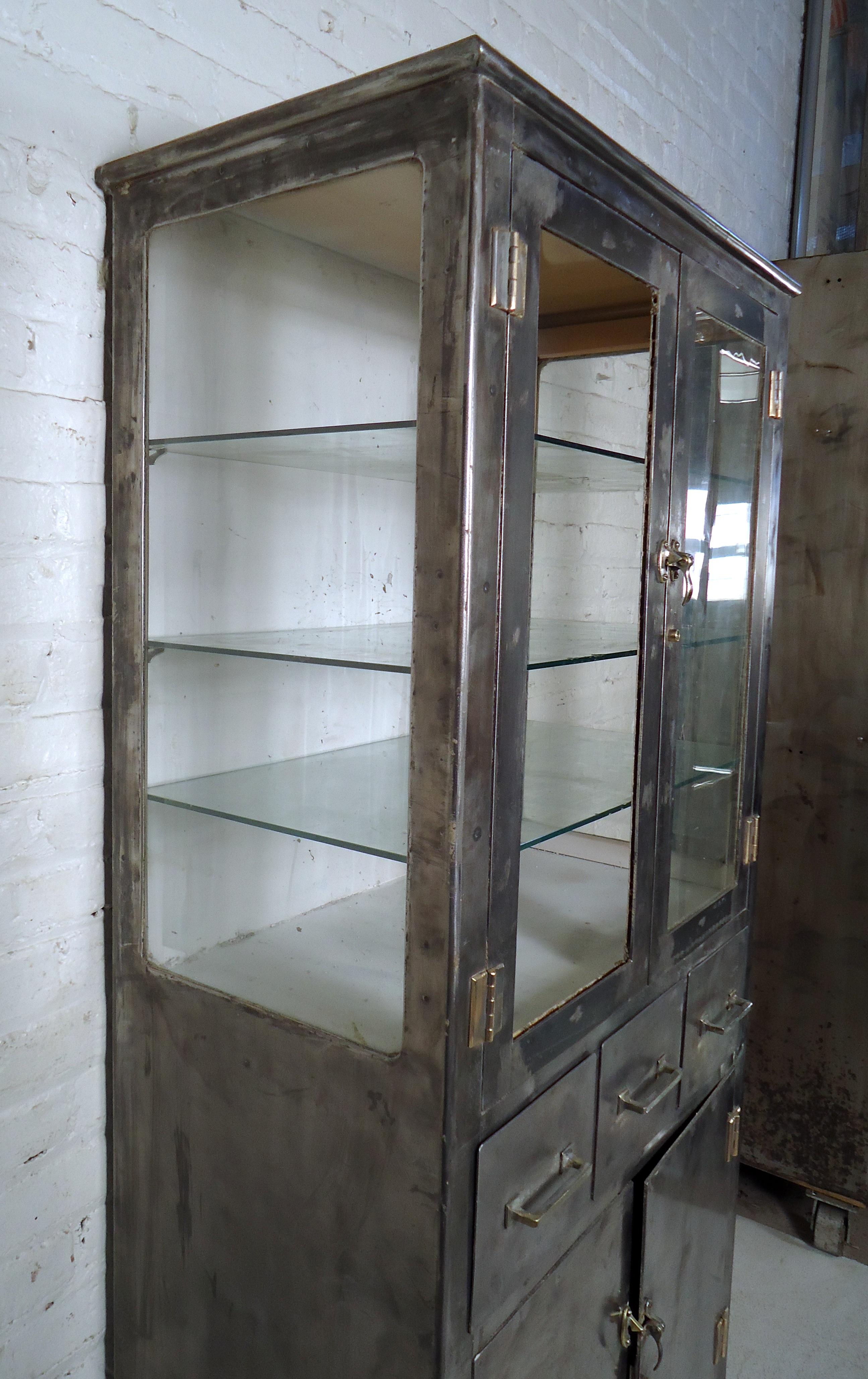 Armoire industrielle vintage en métal 2