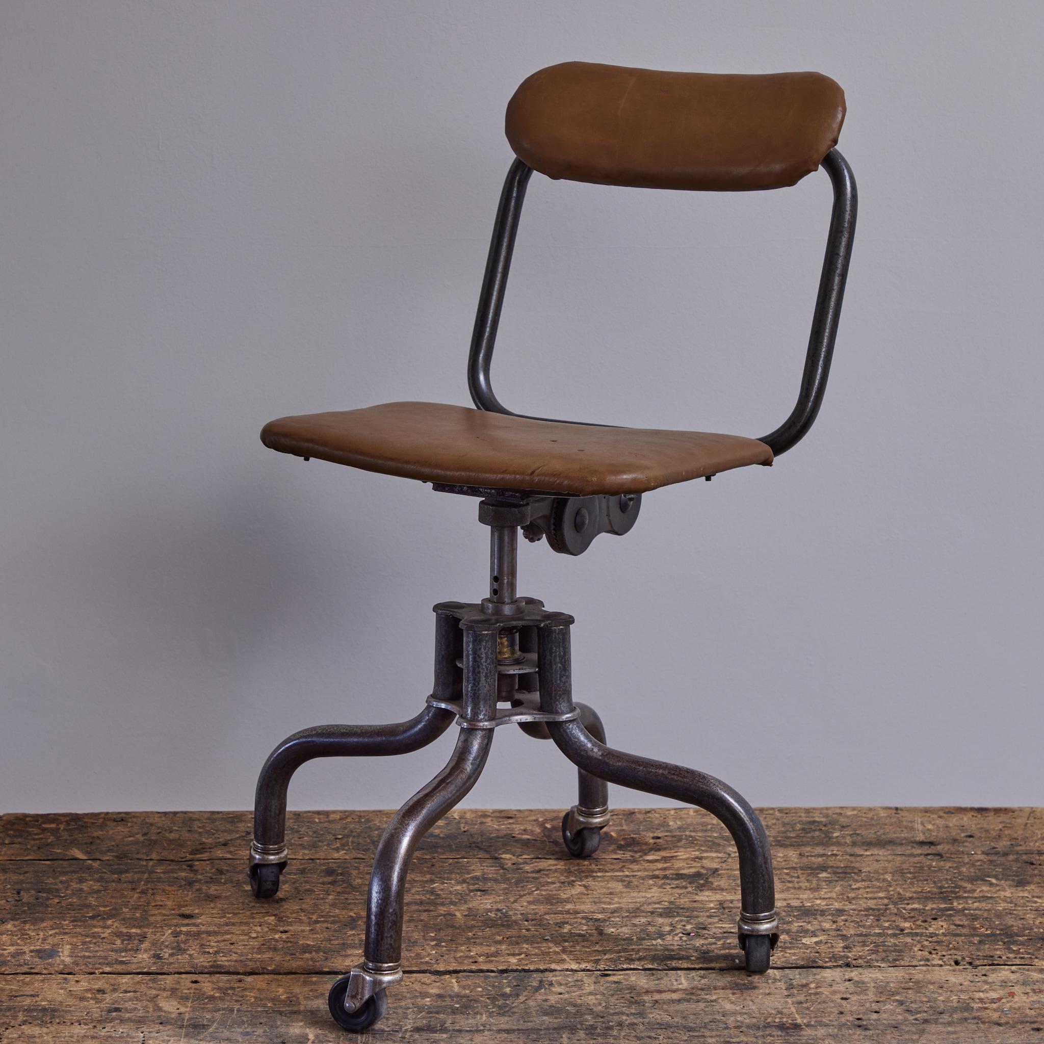 Industrieller Metall-Schreibtischstuhl im Vintage-Stil im Zustand „Relativ gut“ in Los Angeles, CA