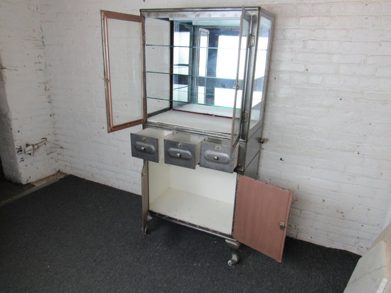 Vintage Industrial Metal Display Cabinet In Good Condition For Sale In Brooklyn, NY