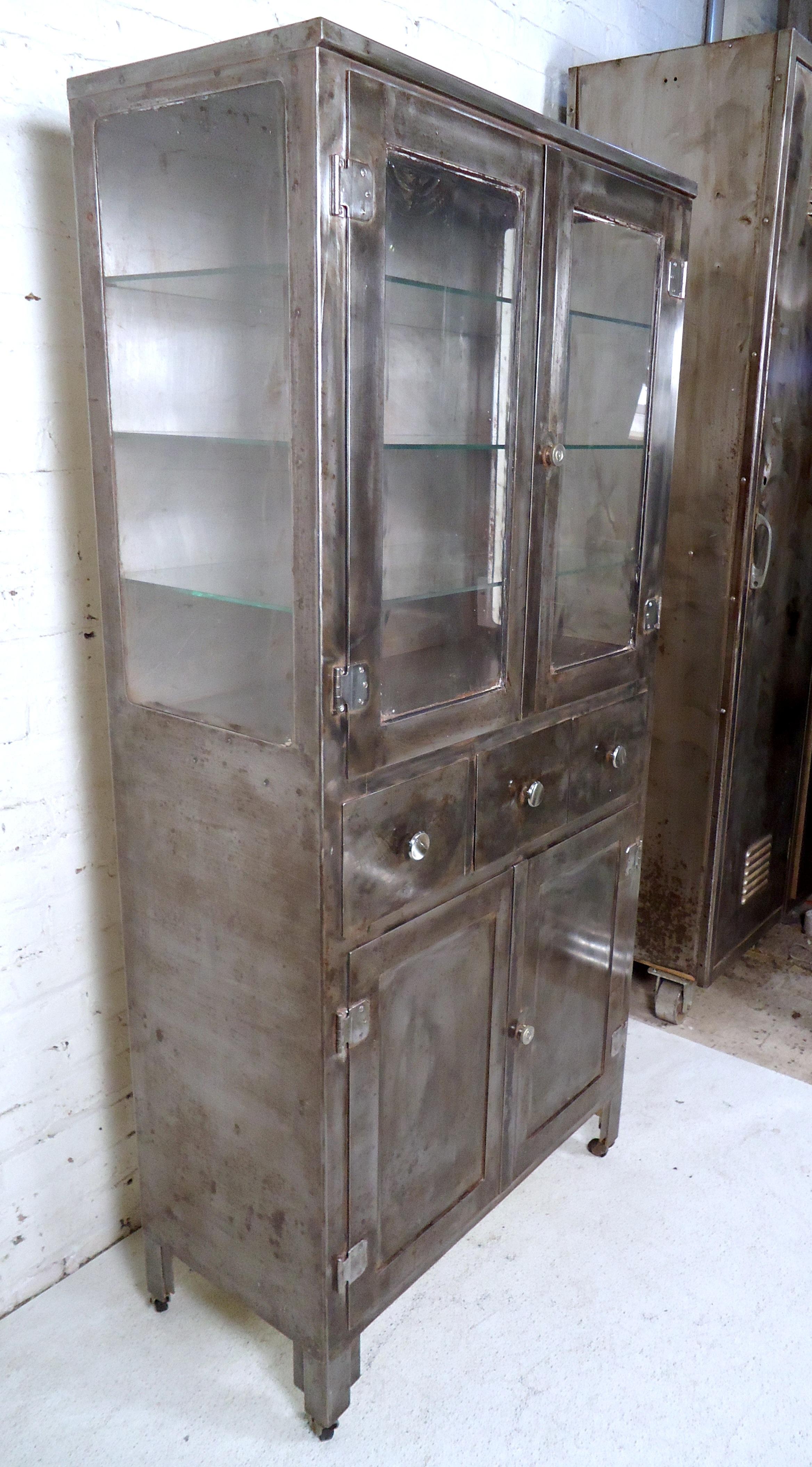 Vitrine industrielle vintage en métal Bon état à Brooklyn, NY