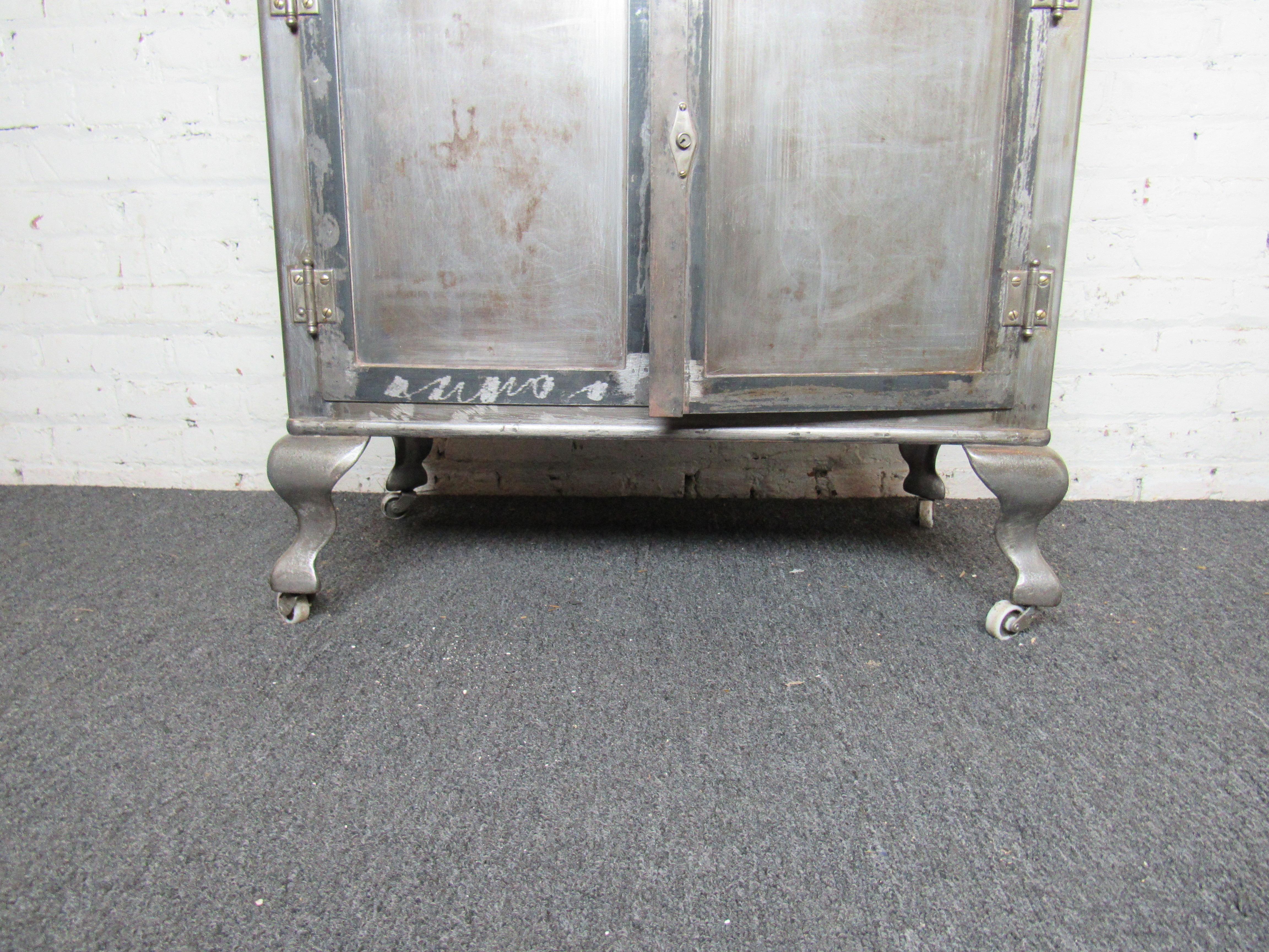 Vintage Industrial Metal Display Cabinet In Good Condition In Brooklyn, NY