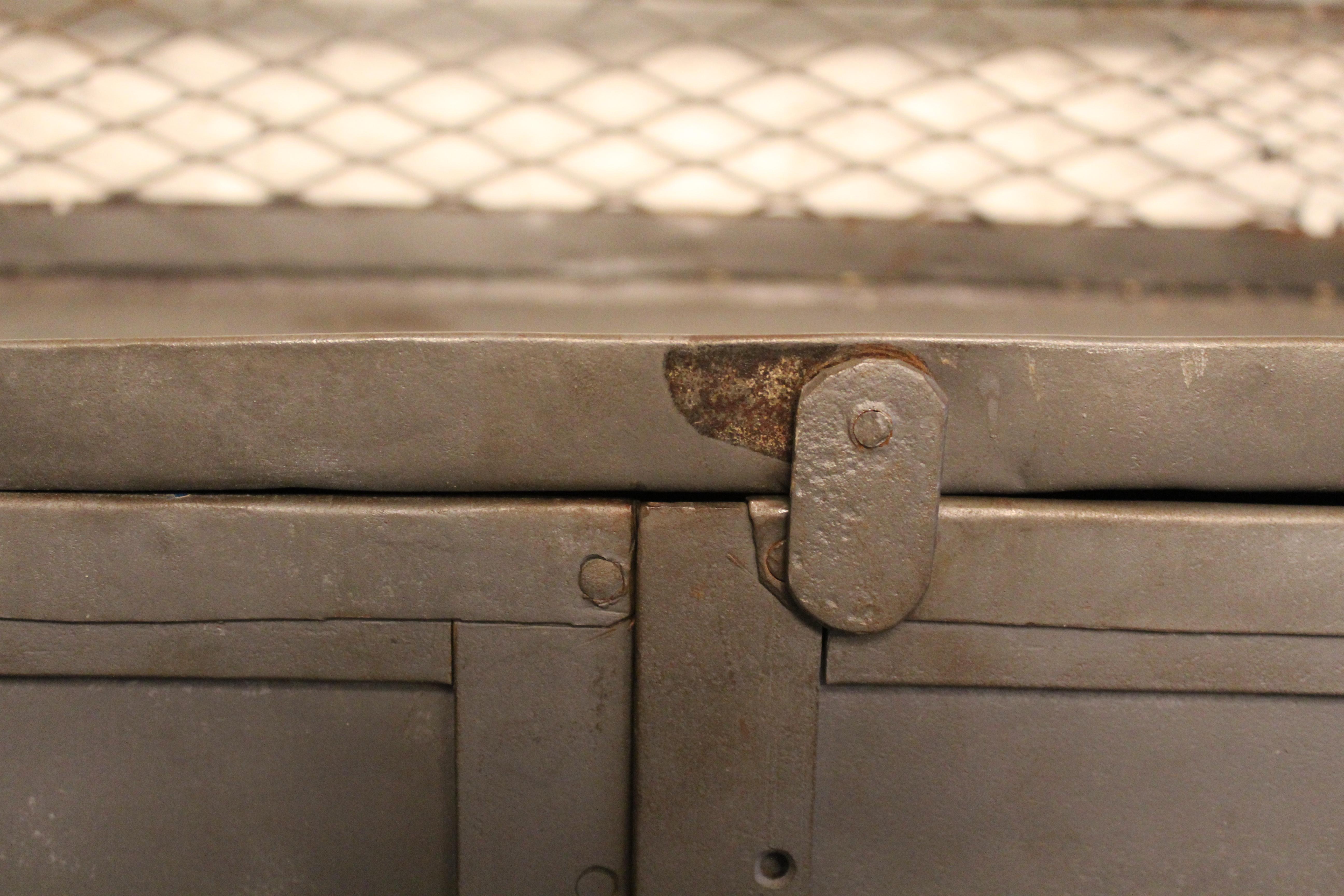 Armario industrial vintage de metal 3