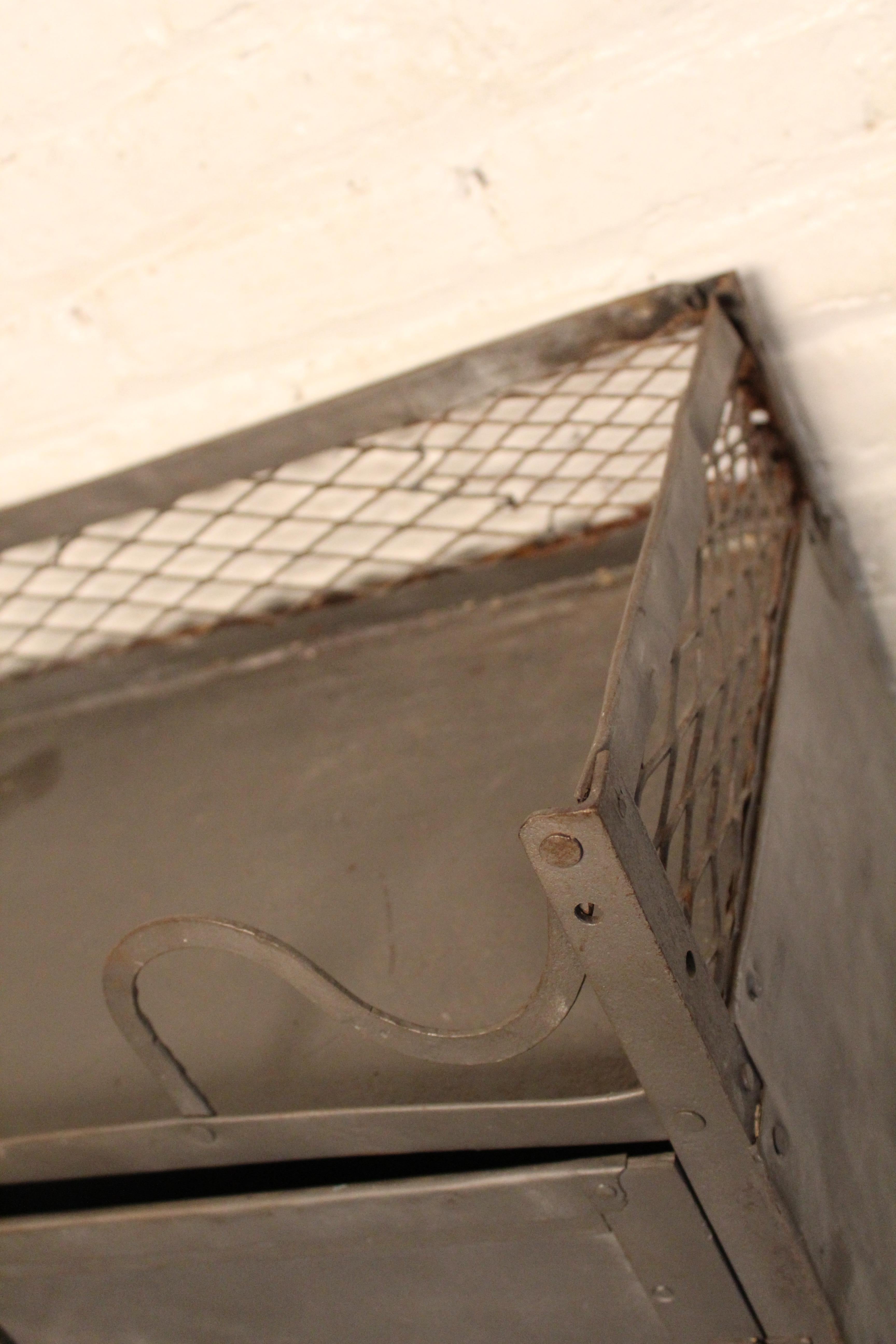 Armario industrial vintage de metal 6