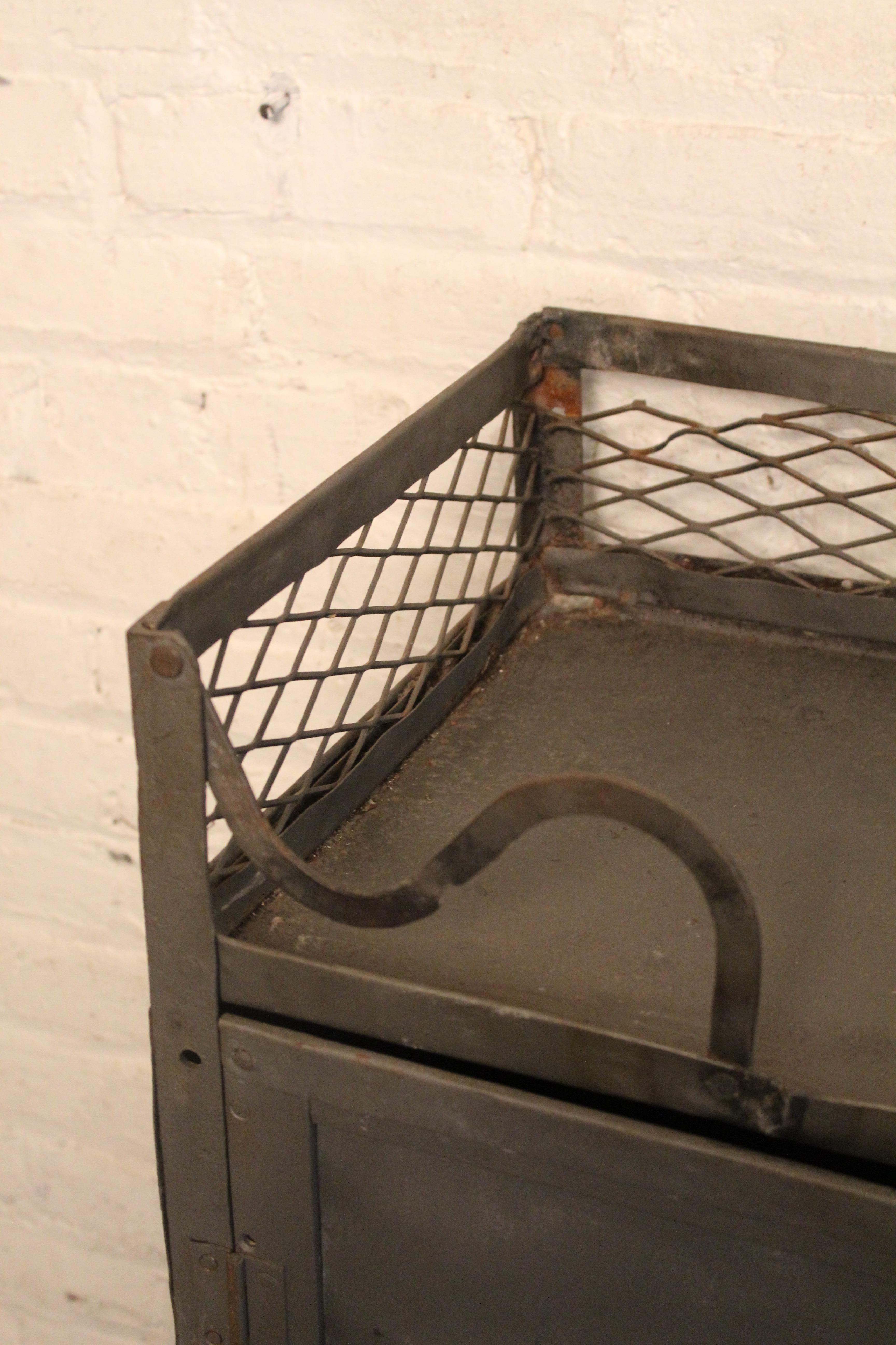 Armario industrial vintage de metal 7