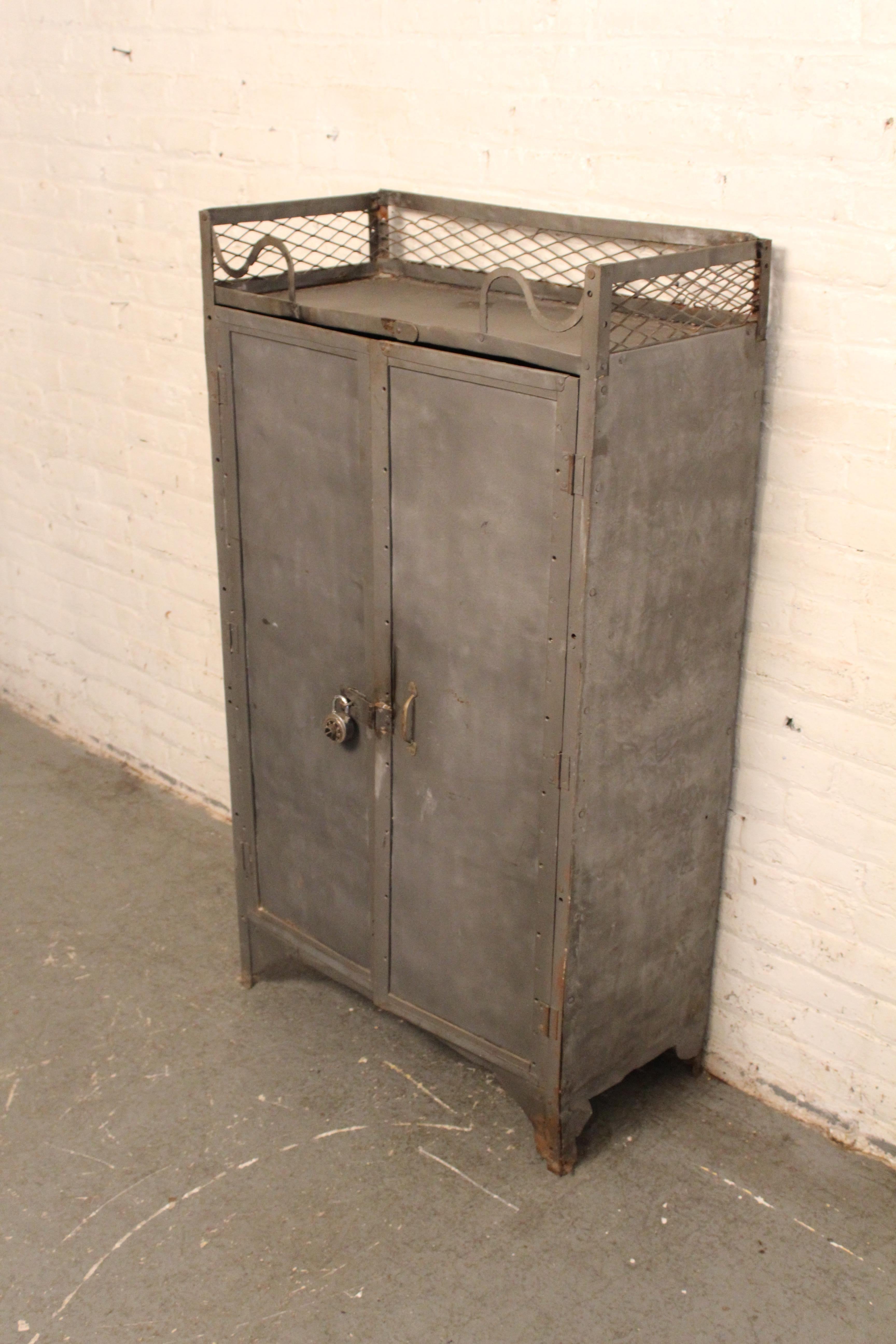 Armario industrial vintage de metal 8