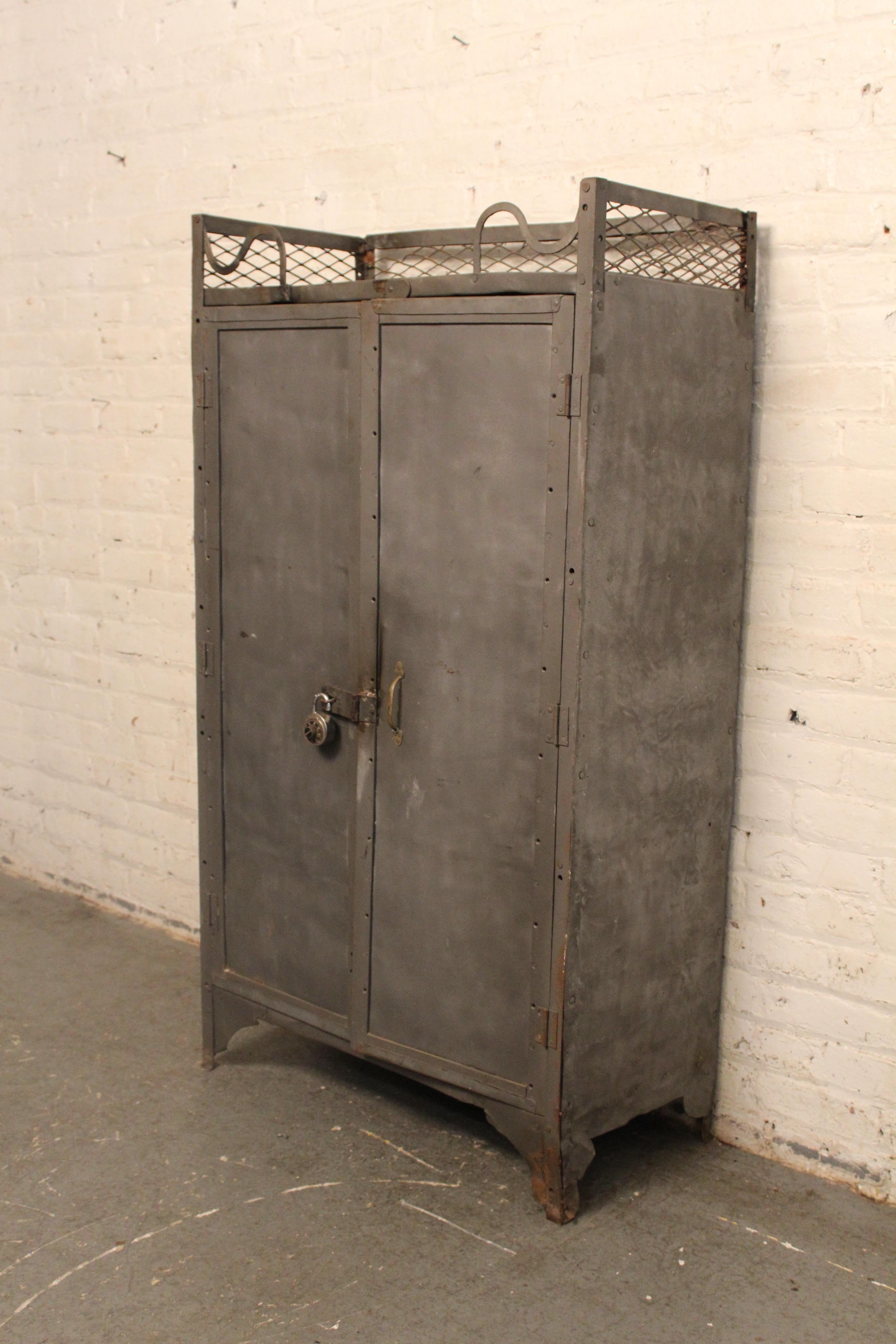 Añade una pizca de garra y almacenamiento a cualquier habitación con este armario de fábrica industrial de metal, único y vintage. Con una impresionante silueta de más de 3 metros cuadrados, este mueble se convertirá en el centro de atención sea