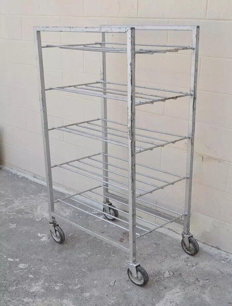 Rolle industriale vintage in metallo a 5 livelli per panificio, carrello espositore e scaffale. L'articolo è dotato di cinque ripiani e di rotelle. Circa metà del XX secolo. Misure: 55,5