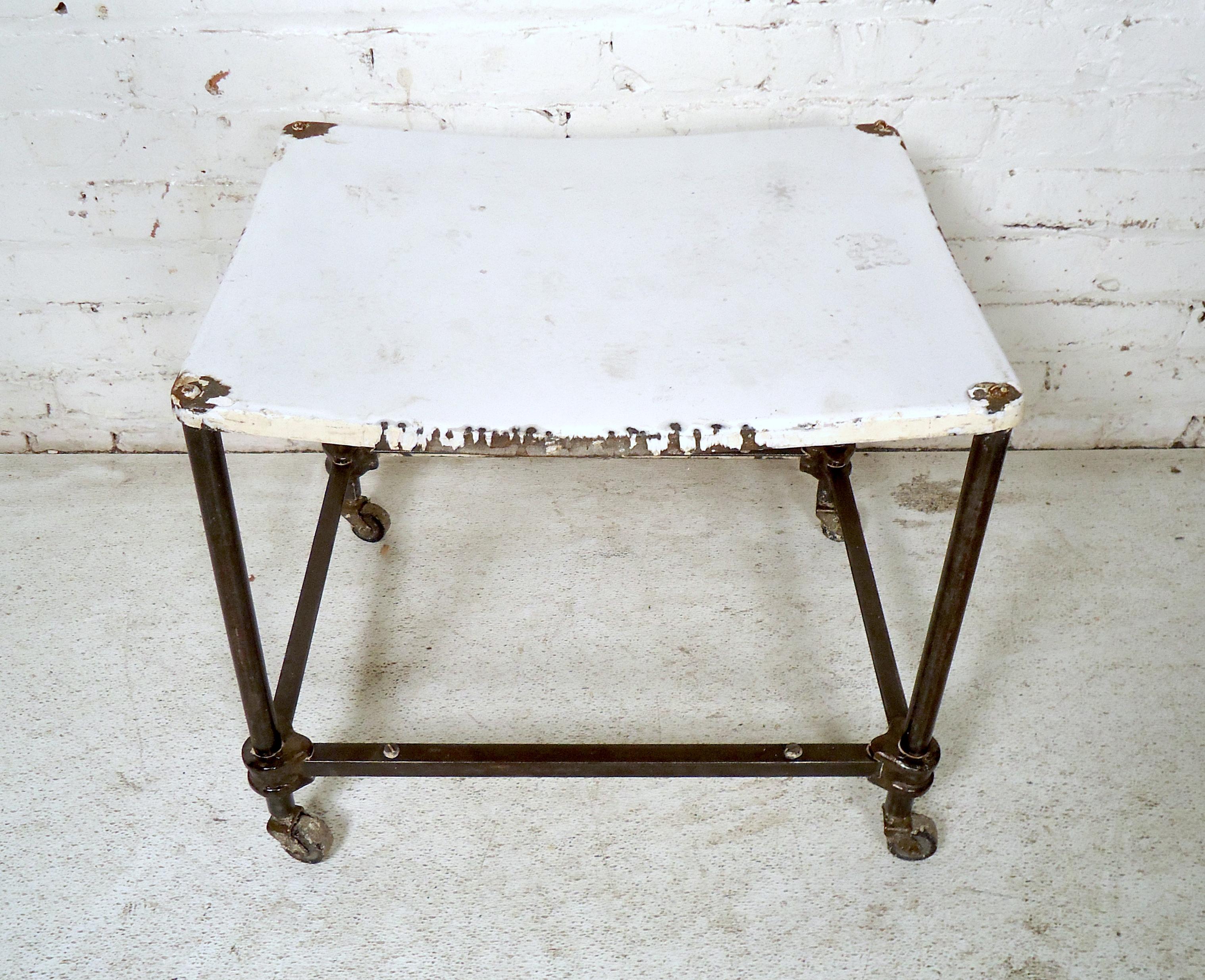 The sleek vintage industrial metal design has rounded edges on the top and wheels on its feet for added convenience. Please confirm item location (NY or NJ).