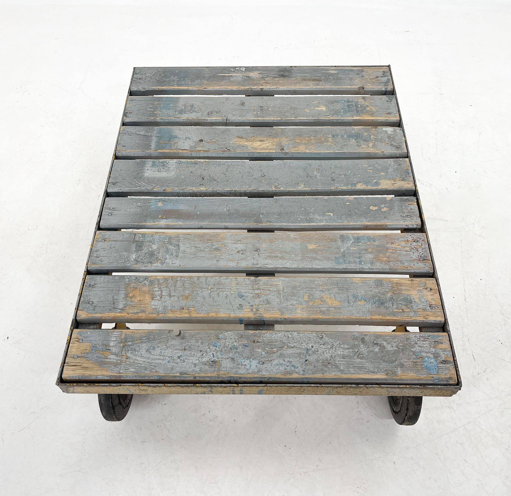 Vintage Industrial Metal & Wood Coffee Table In Good Condition For Sale In Praha, CZ