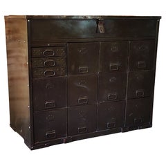 Armoire de rangement industrielle militaire vintage