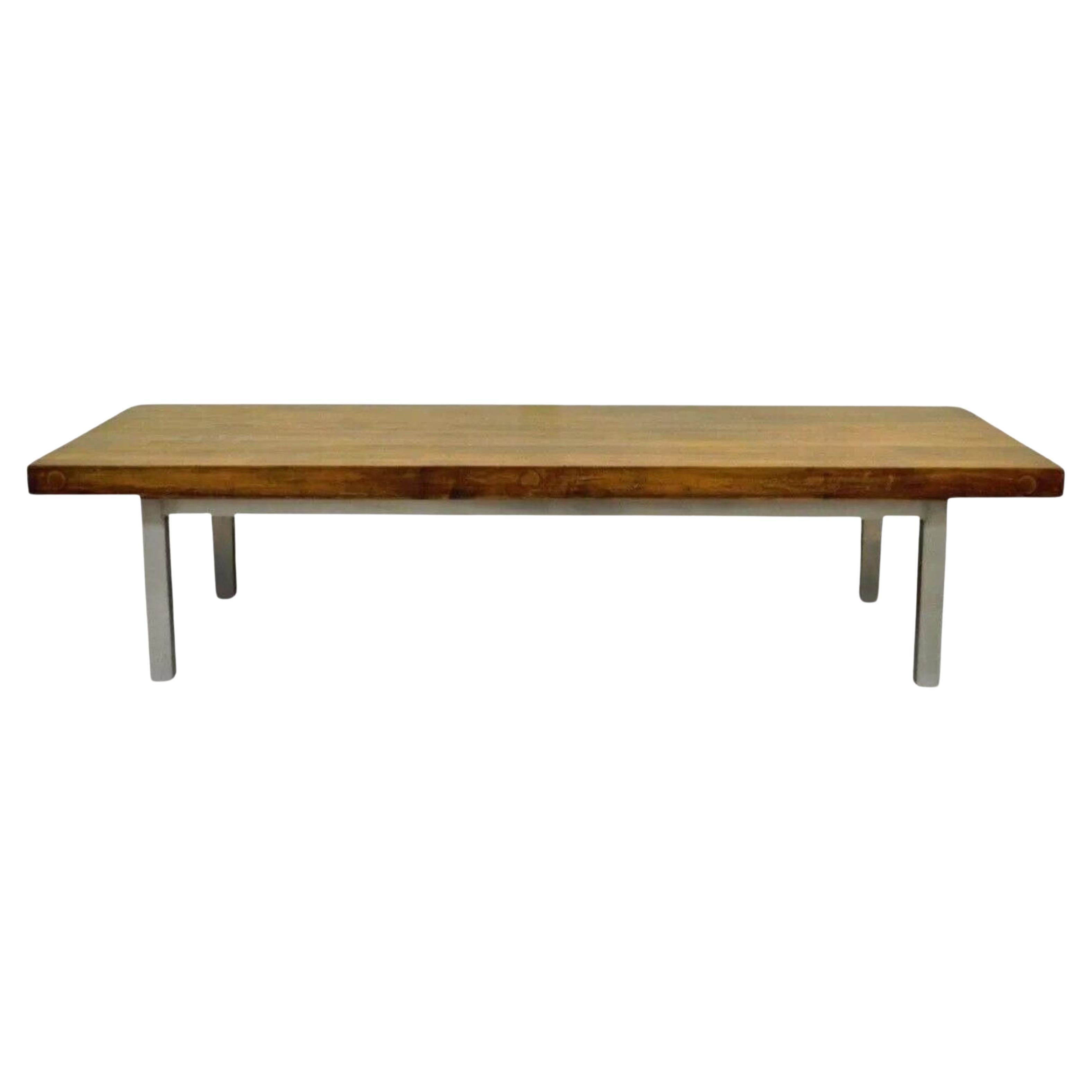 Table basse vintage, industrielle et moderne, avec base en aluminium et blocs de boucherie récupérés