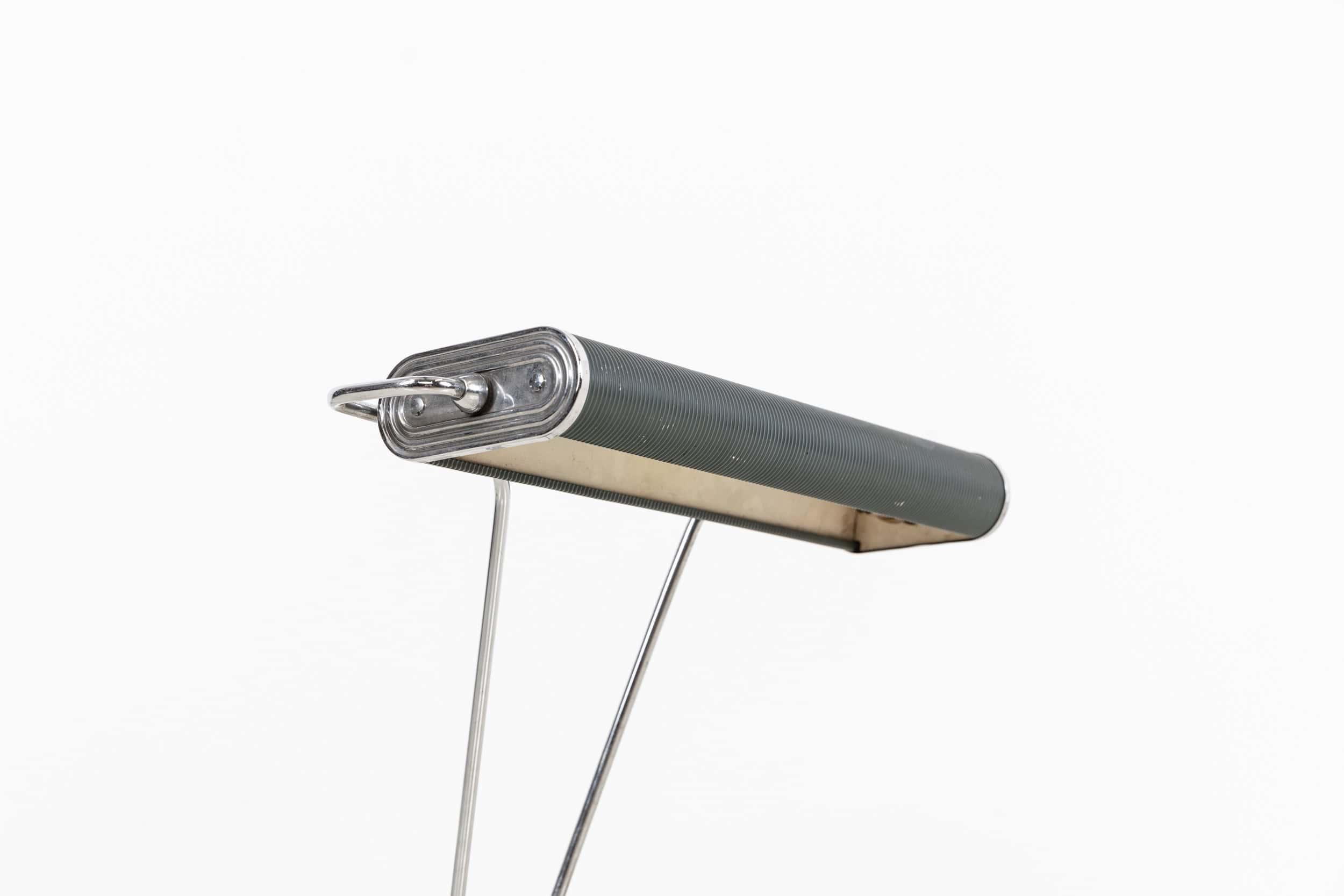 Eine schön proportionierte Schreibtischlampe 'Model 71', entworfen von Elieen Gray für Jumo. Um 1930.

Das Design war seiner Zeit voraus: Der schwenkbare Schirm aus verchromtem Stahlrohr mit grau lackiertem Metallschirm und Sockel ermöglicht ein