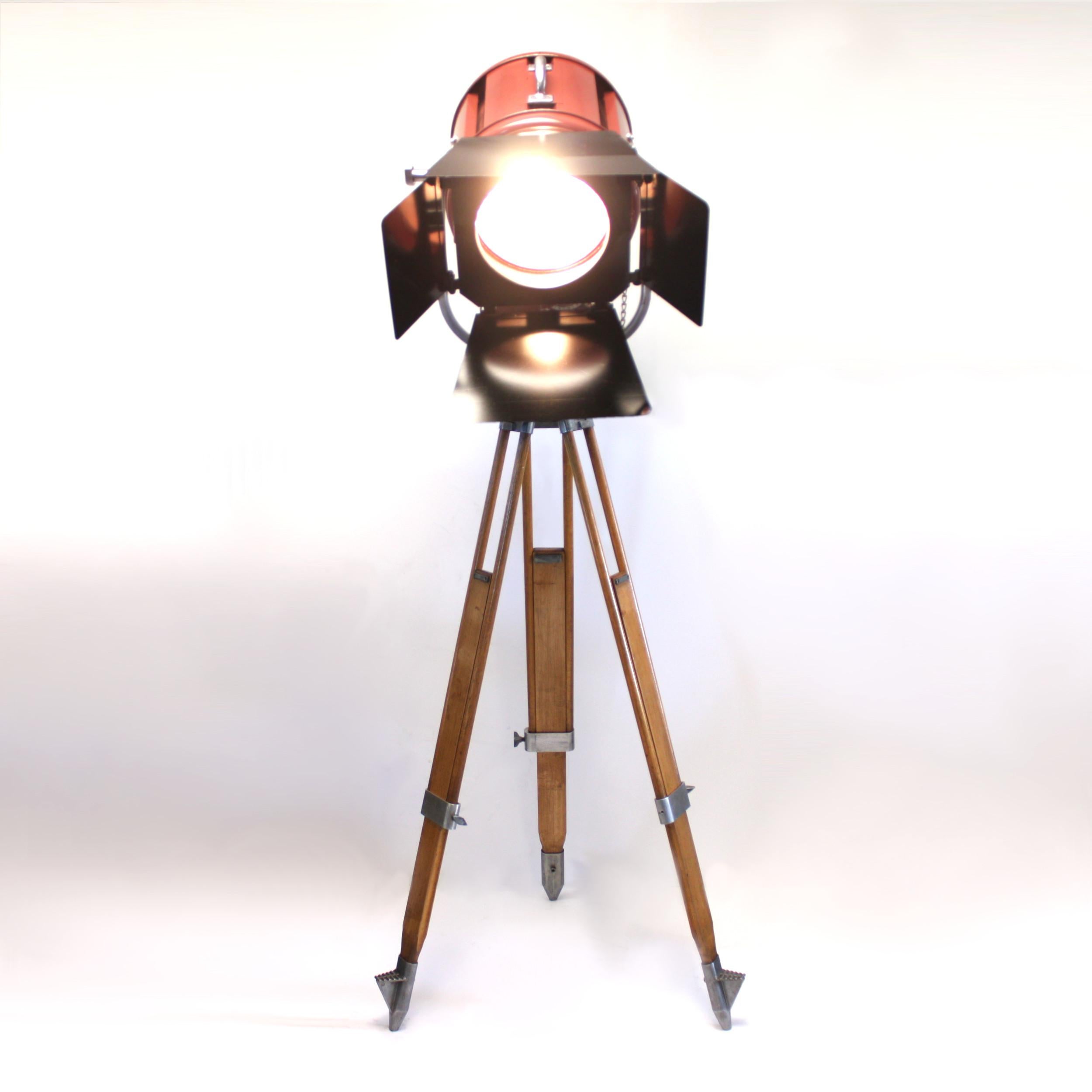 Vintage Industrielle Mole-Richardson 412 Junior Solar Spot Light Dreibein-Stehleuchte, Vintage im Zustand „Hervorragend“ im Angebot in Lafayette, IN