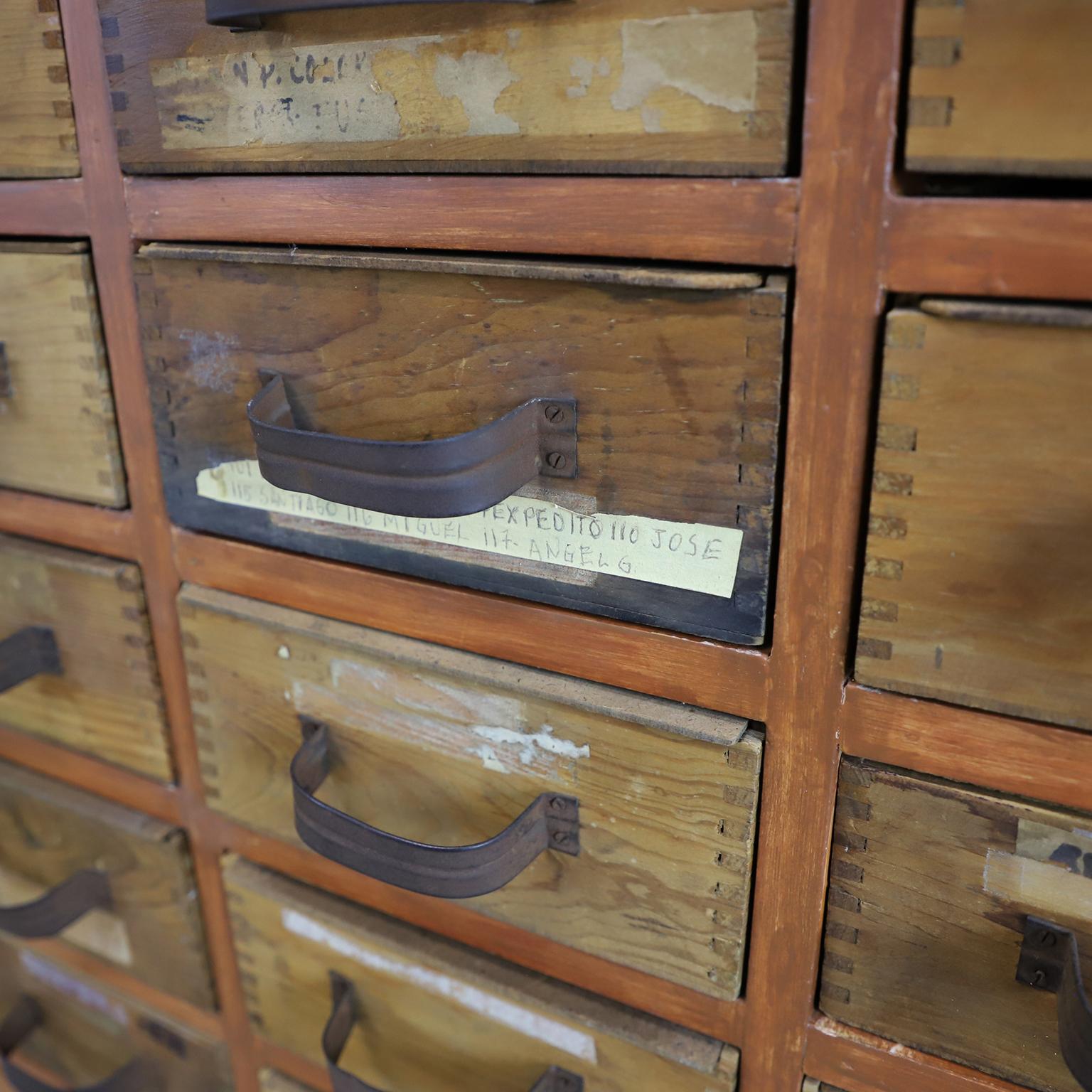 Vintage Industrial Multi-Drawer In Fair Condition For Sale In Mexico City, CDMX