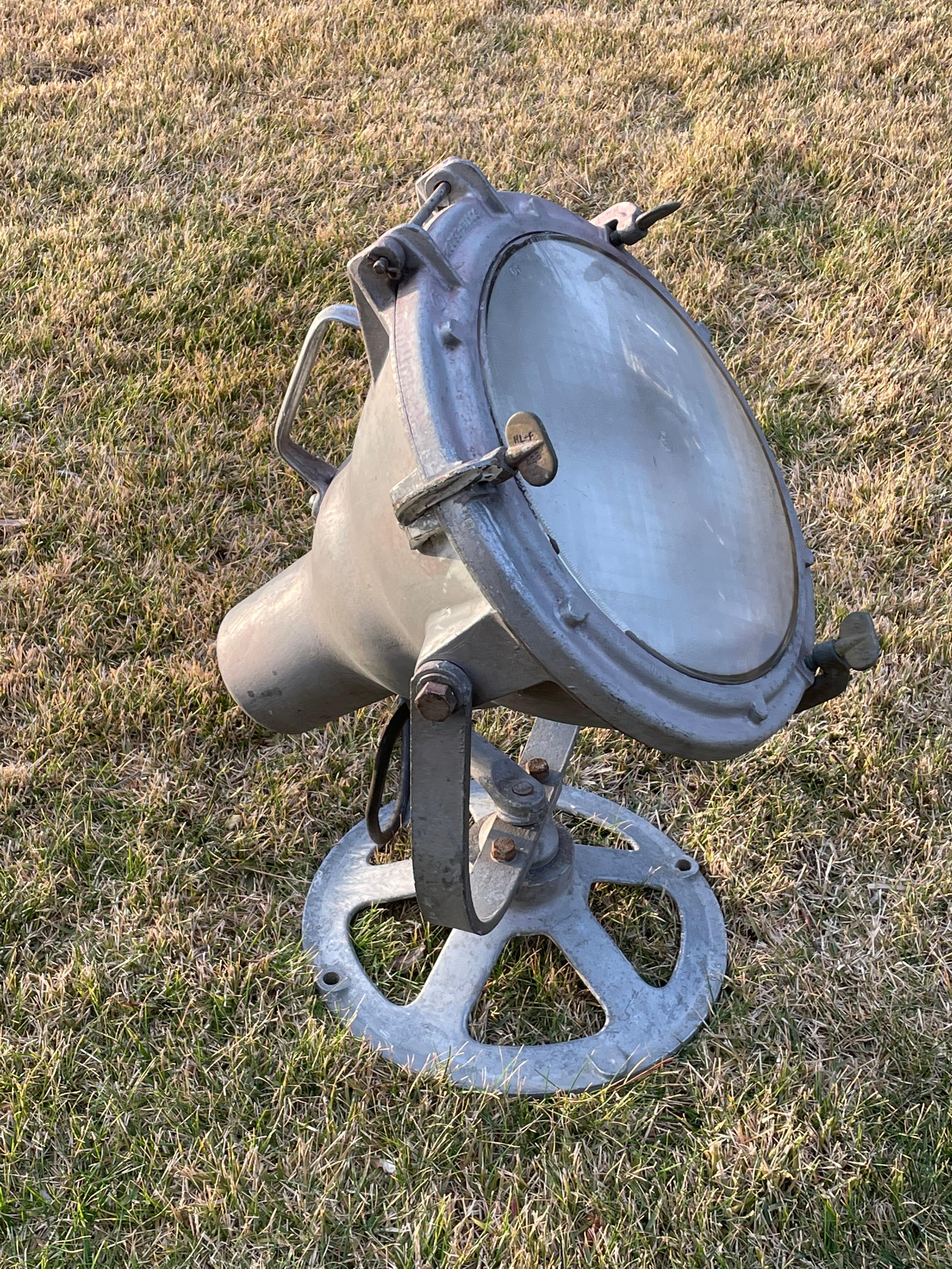 Foco náutico industrial vintage de Crouse Hinds en venta 4
