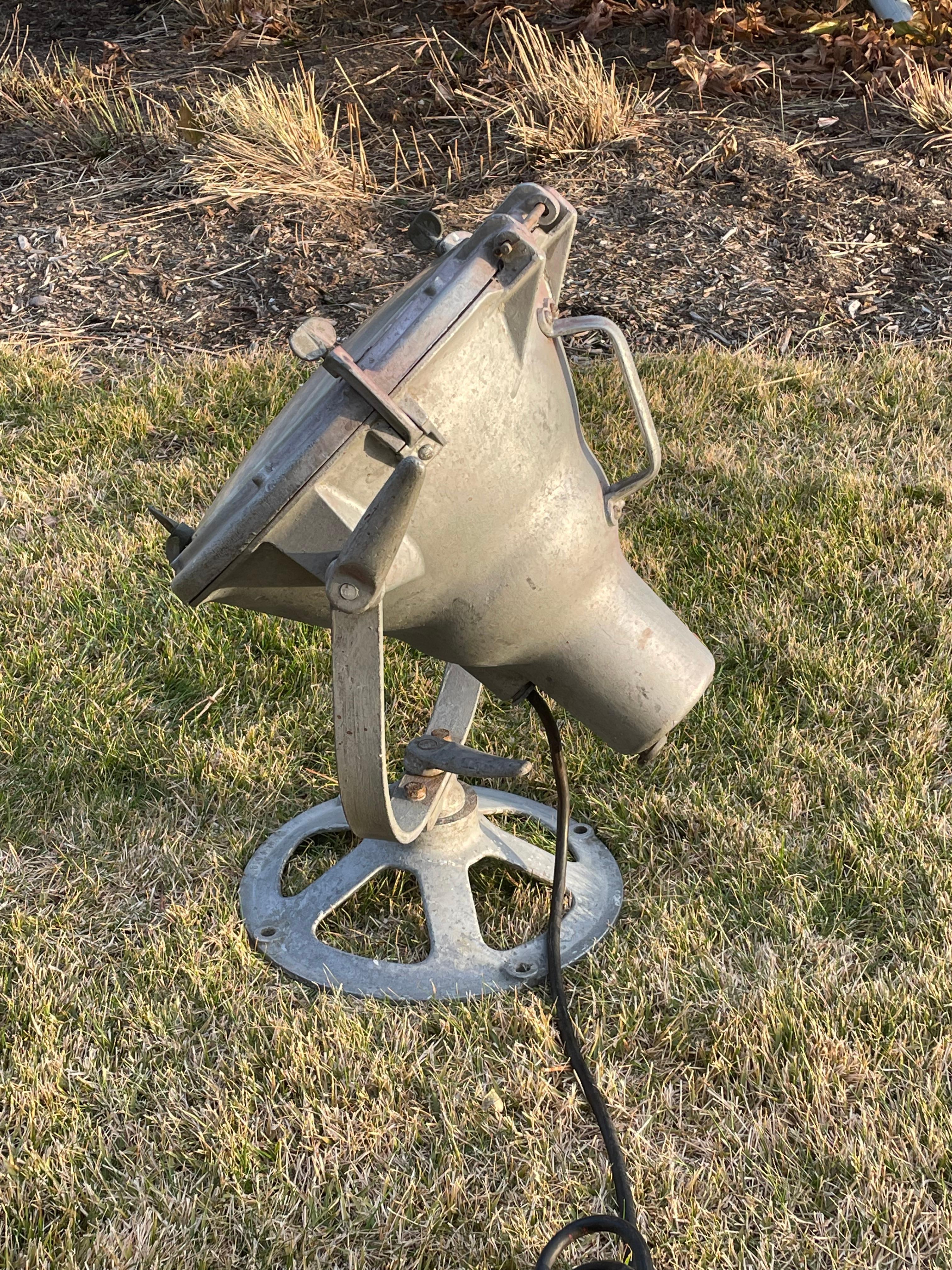 Foco náutico industrial vintage de Crouse Hinds en venta 5