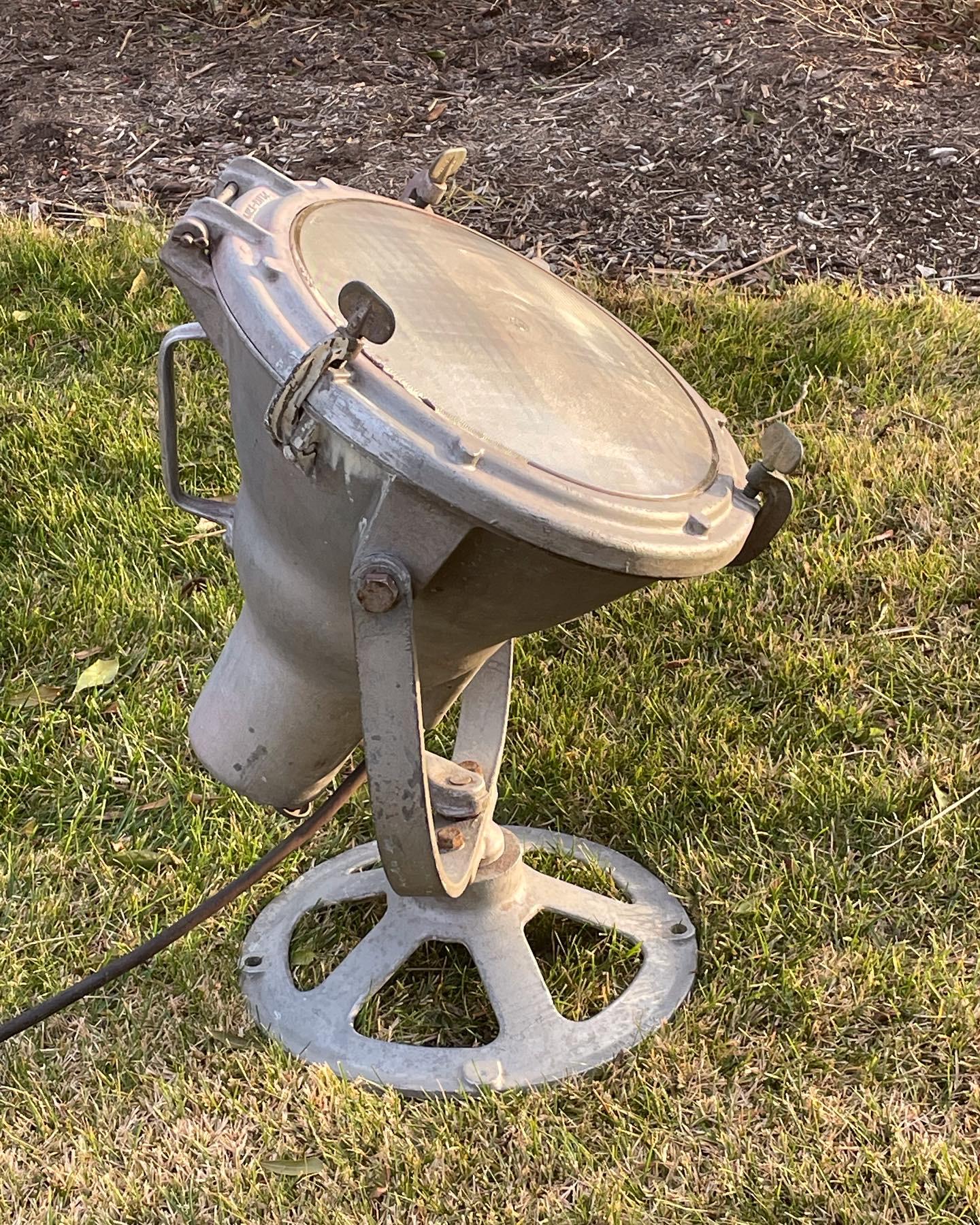 Foco náutico industrial vintage de Crouse Hinds en venta 7