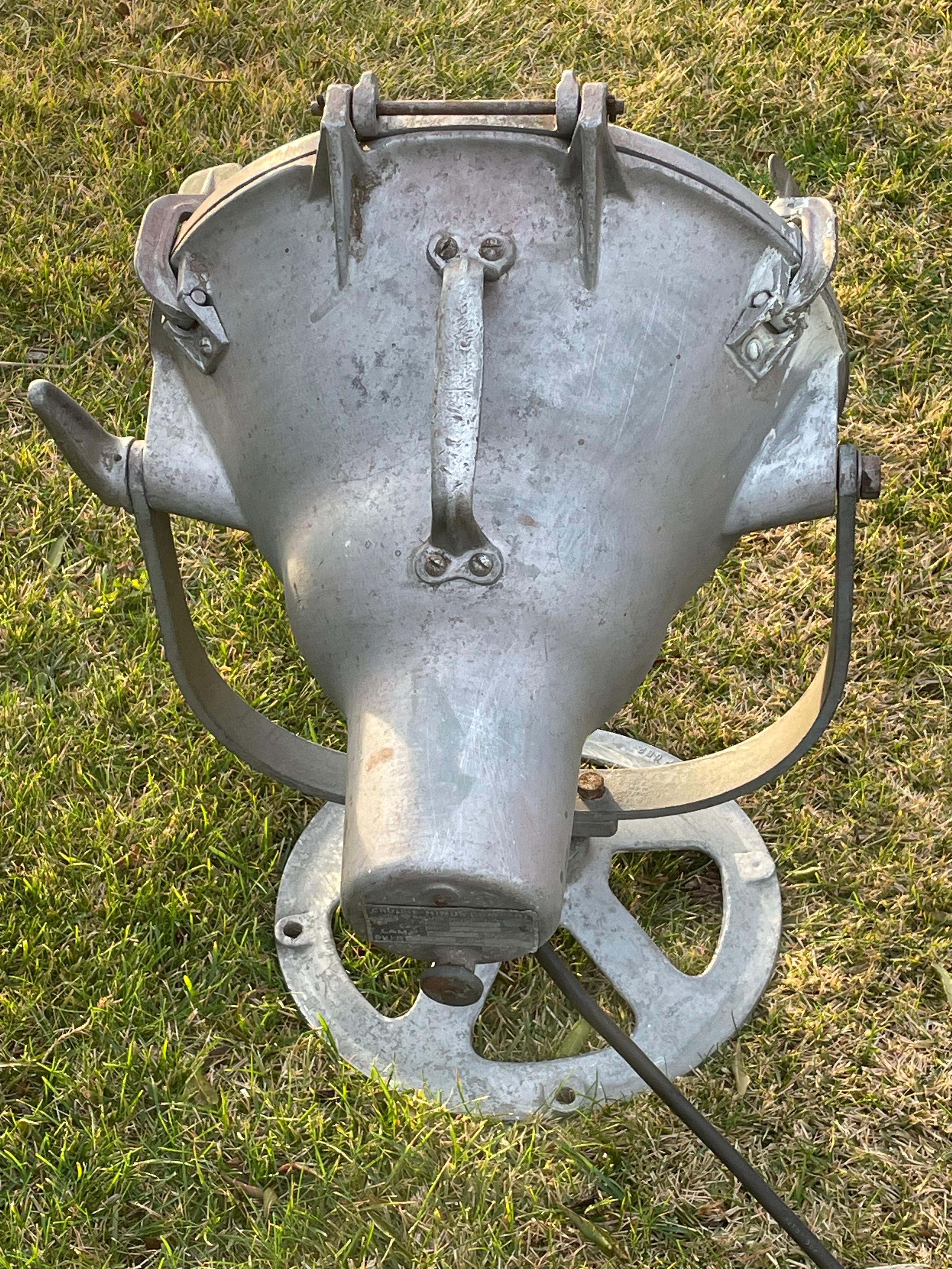Foco náutico industrial vintage de Crouse Hinds en Bueno estado para la venta en New York, NY