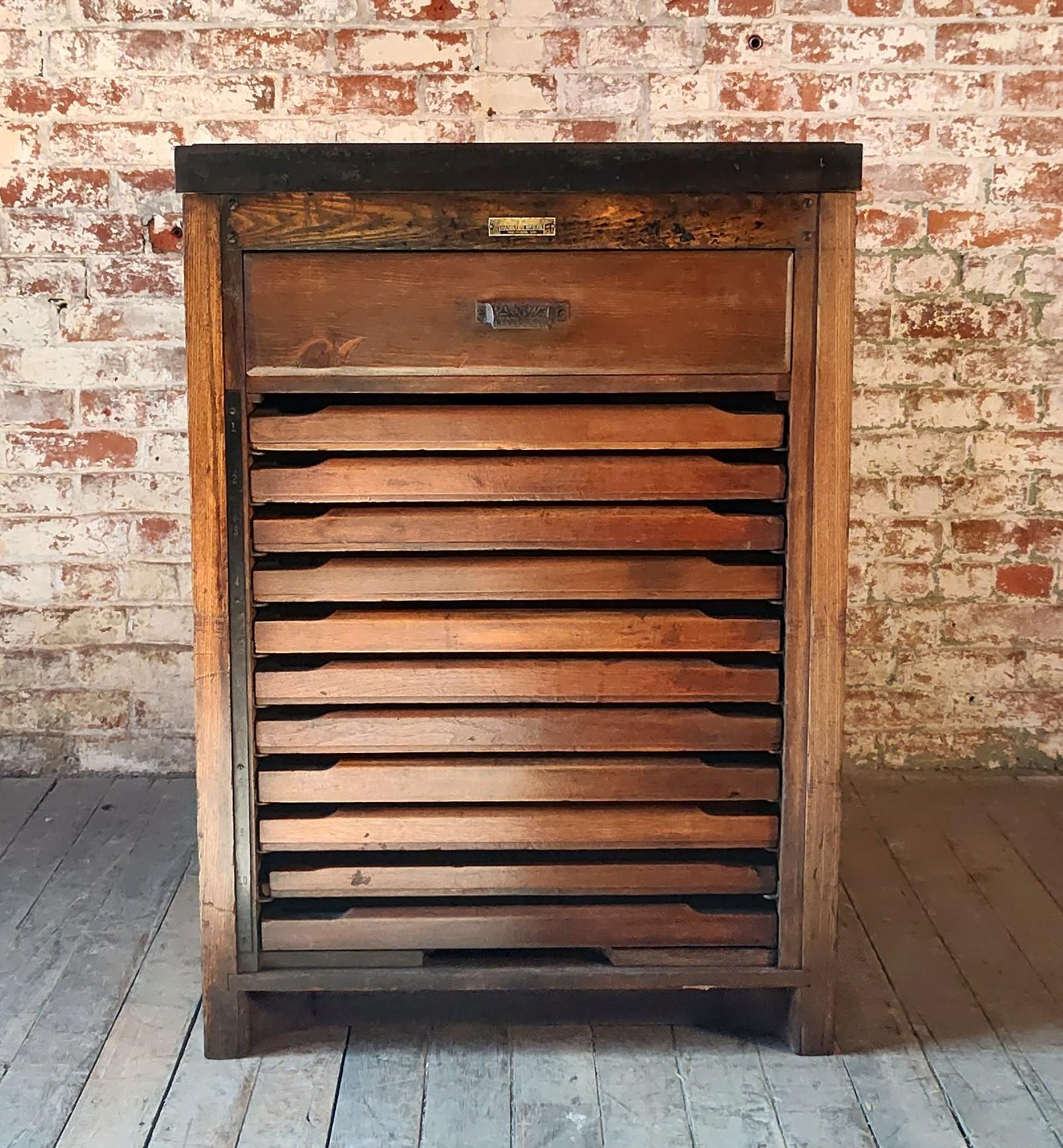 Gabinete de impresión vintage de acero y roble de Hamilton Manufacturing

Dimensiones totales: 31