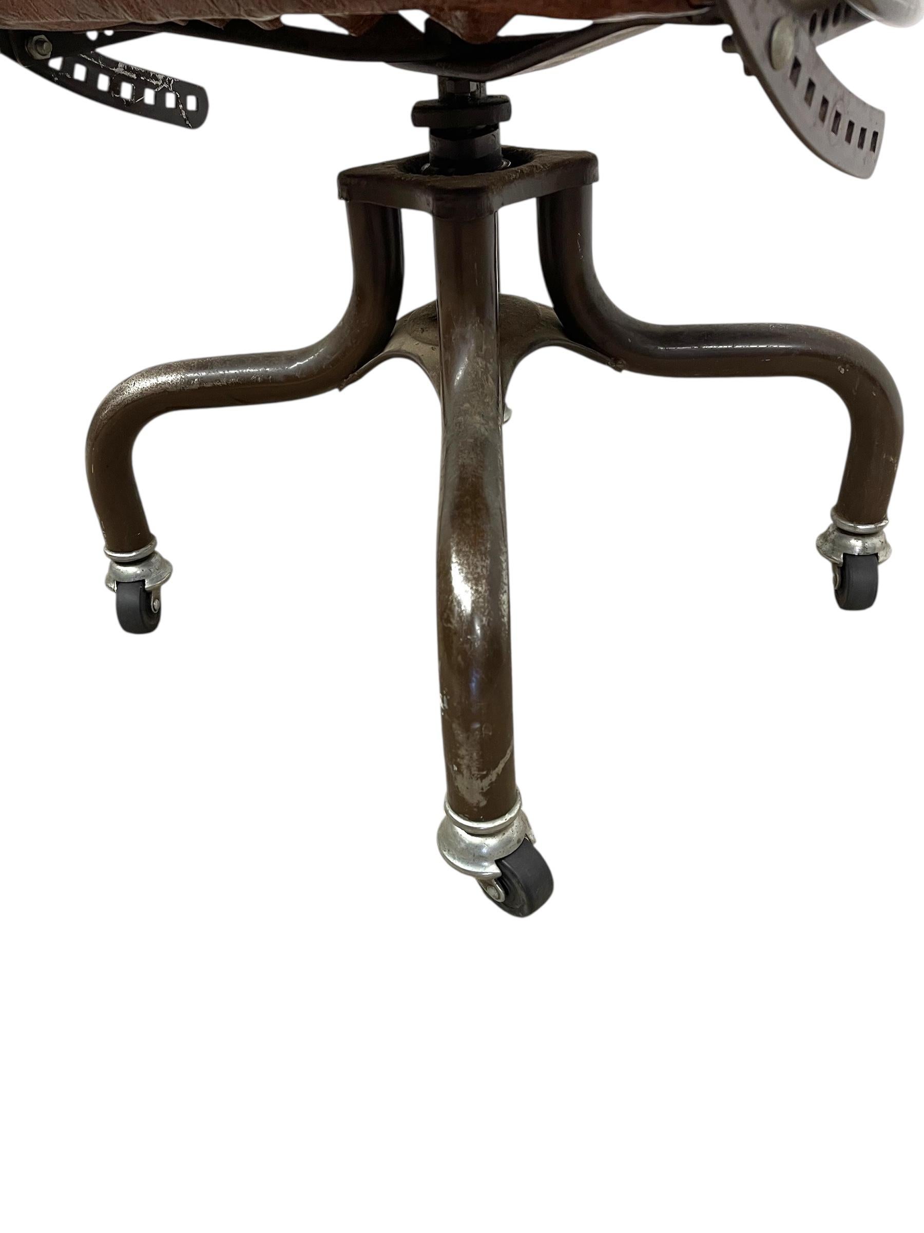 Sedia da ufficio industriale vintage con rivestimento marrone e base in metallo con rotelle in vendita 4