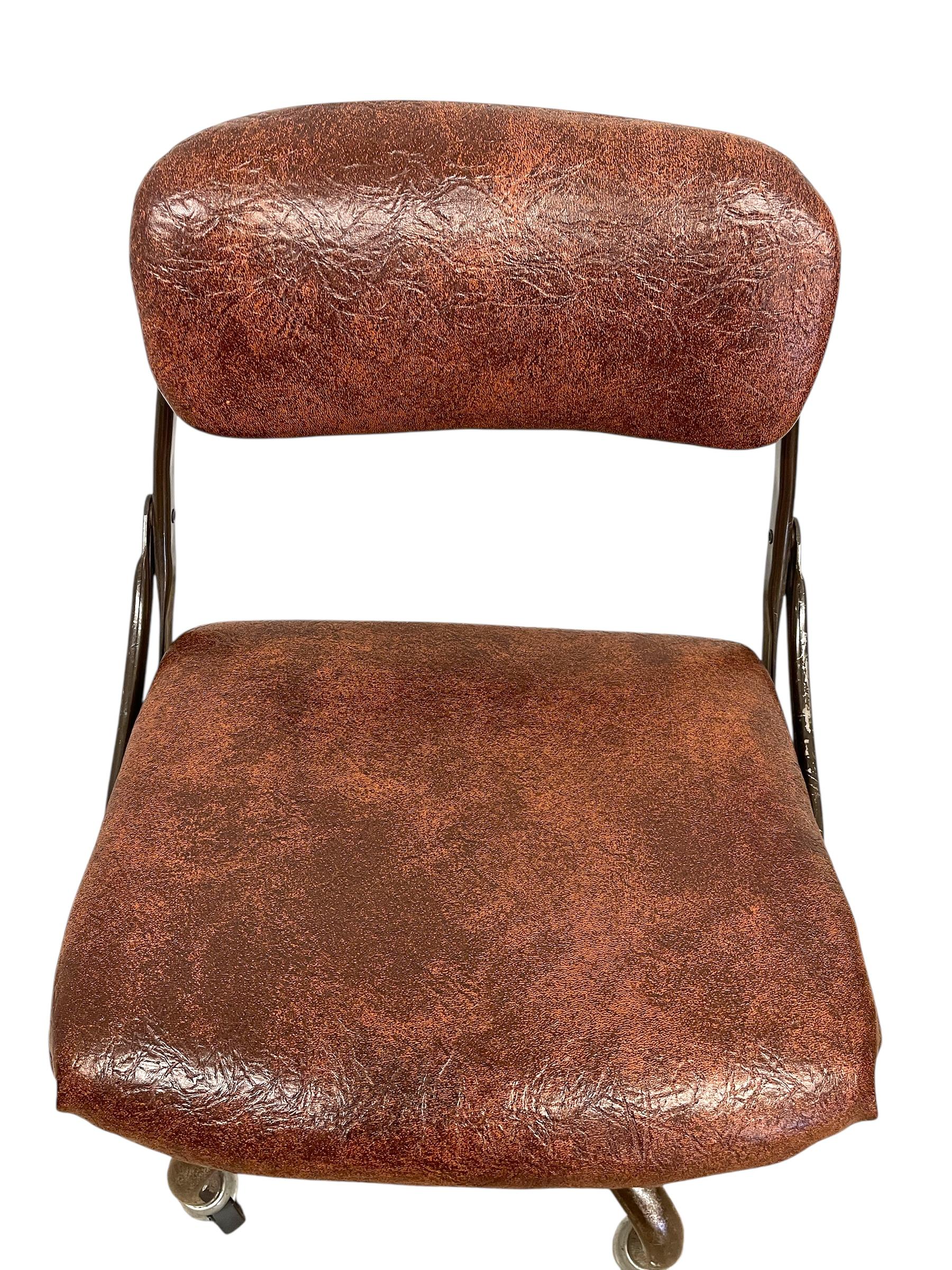 Sedia da ufficio industriale vintage con rivestimento marrone e base in metallo con rotelle In condizioni buone in vendita a Seattle, WA