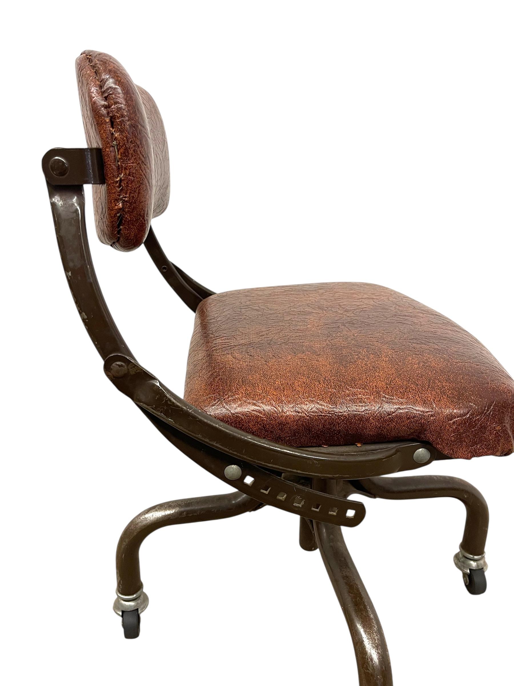 XX secolo Sedia da ufficio industriale vintage con rivestimento marrone e base in metallo con rotelle in vendita