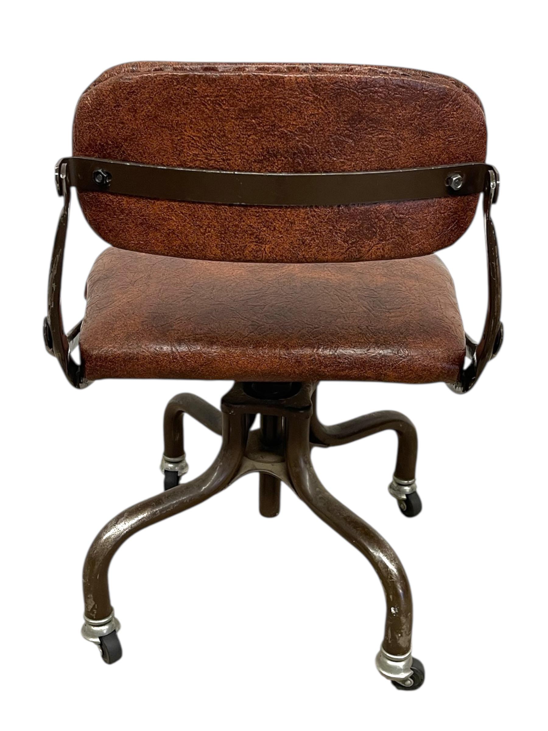 Metallo Sedia da ufficio industriale vintage con rivestimento marrone e base in metallo con rotelle in vendita