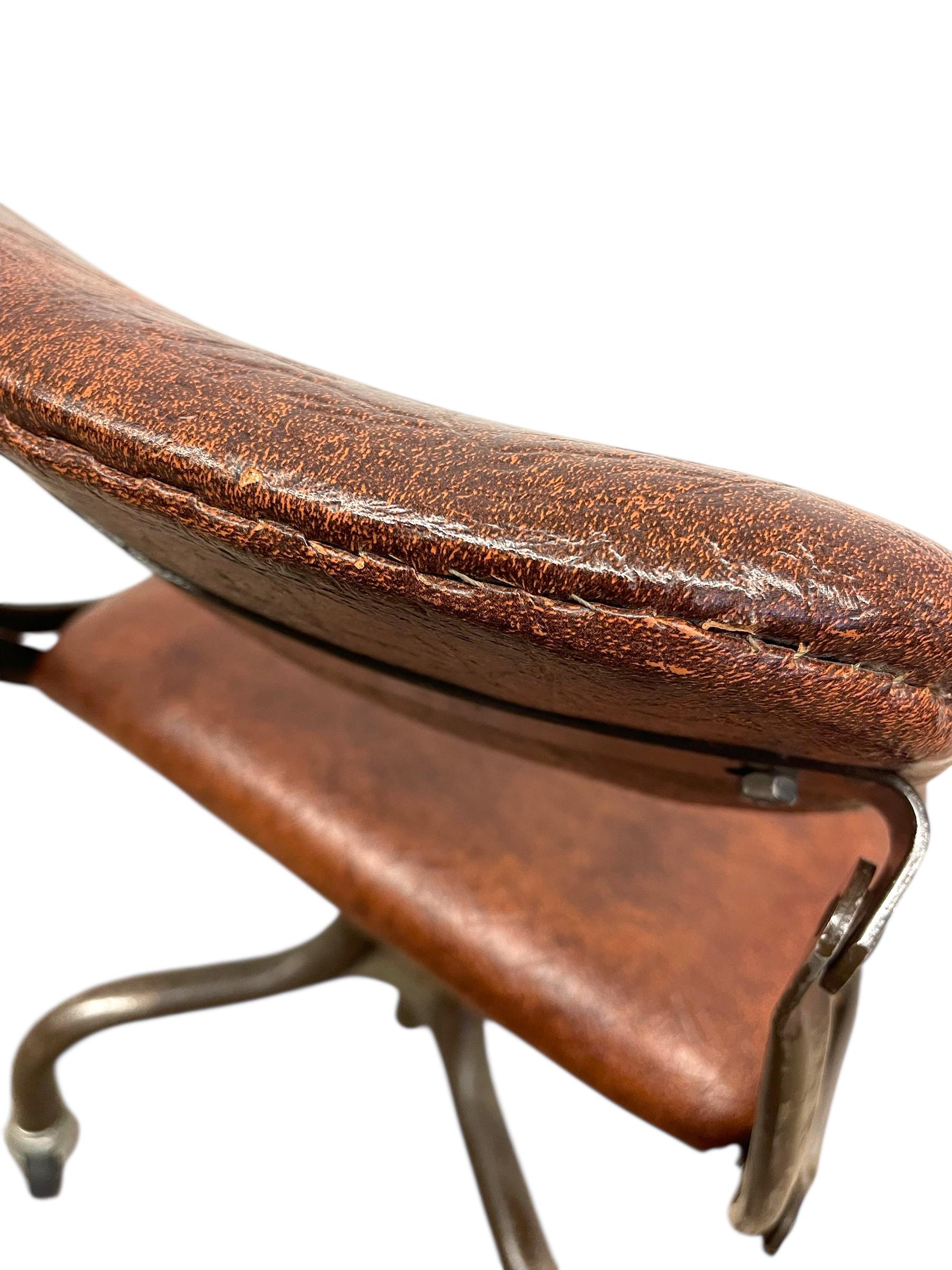 Sedia da ufficio industriale vintage con rivestimento marrone e base in metallo con rotelle in vendita 1