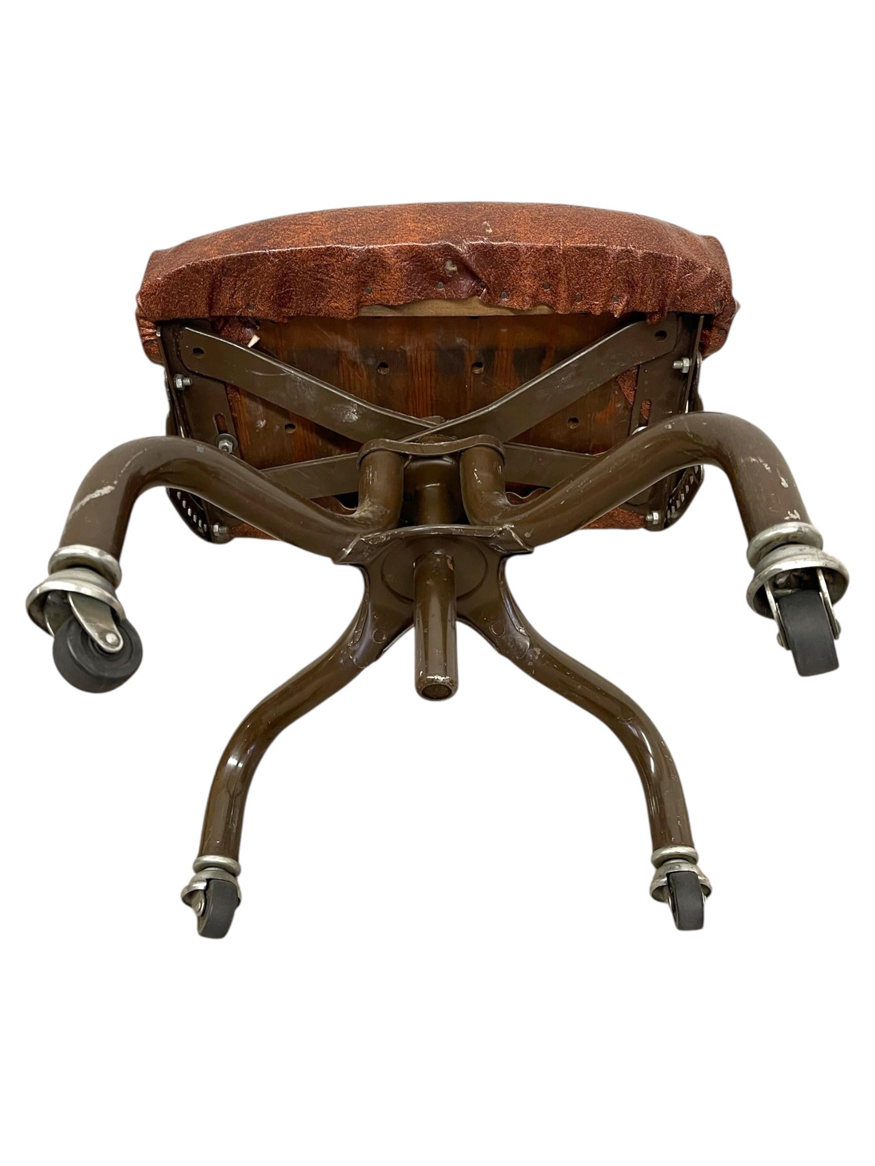 Sedia da ufficio industriale vintage con rivestimento marrone e base in metallo con rotelle in vendita 3