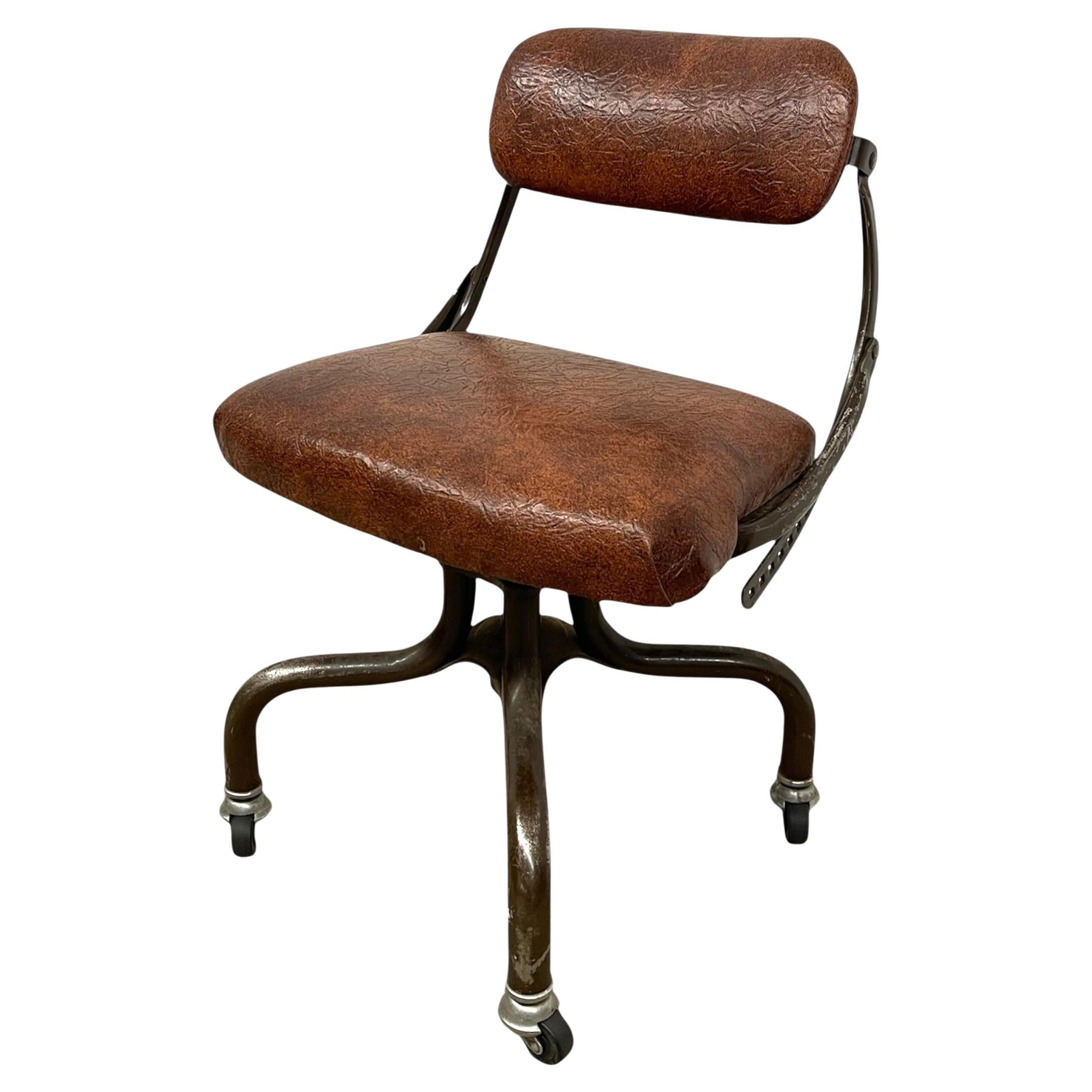 Vintage Industrial Office Chair mit brauner Polsterung und Metallfuß auf Rollen