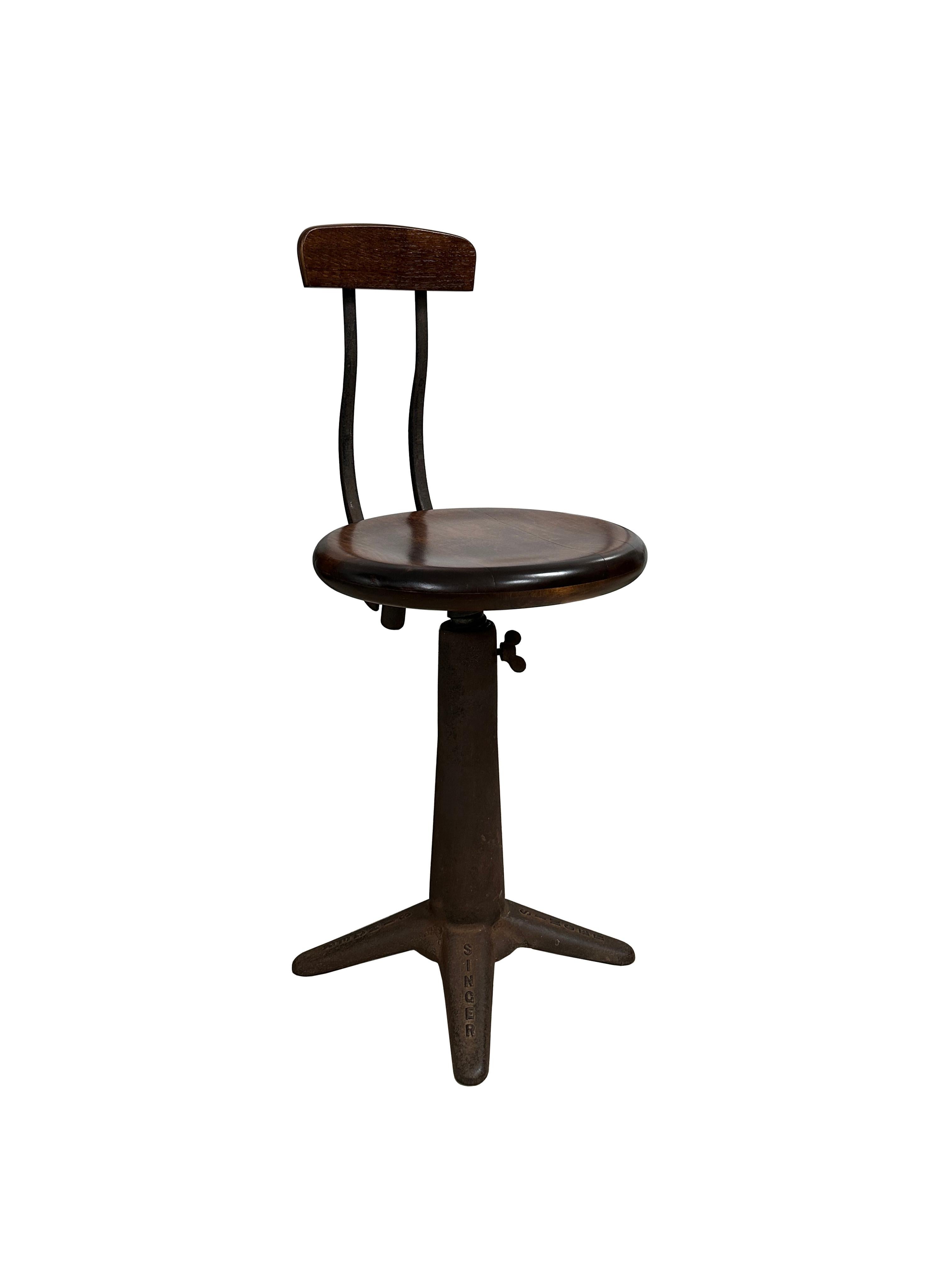 - Un meraviglioso esempio della rara sedia Singer con schienale a molla, inglese, del 1920 circa.
- Struttura in ghisa, schienale con molle, seduta regolabile in altezza, tutti i piedi contrassegnati da Mark Singer, recentemente lucidati alla