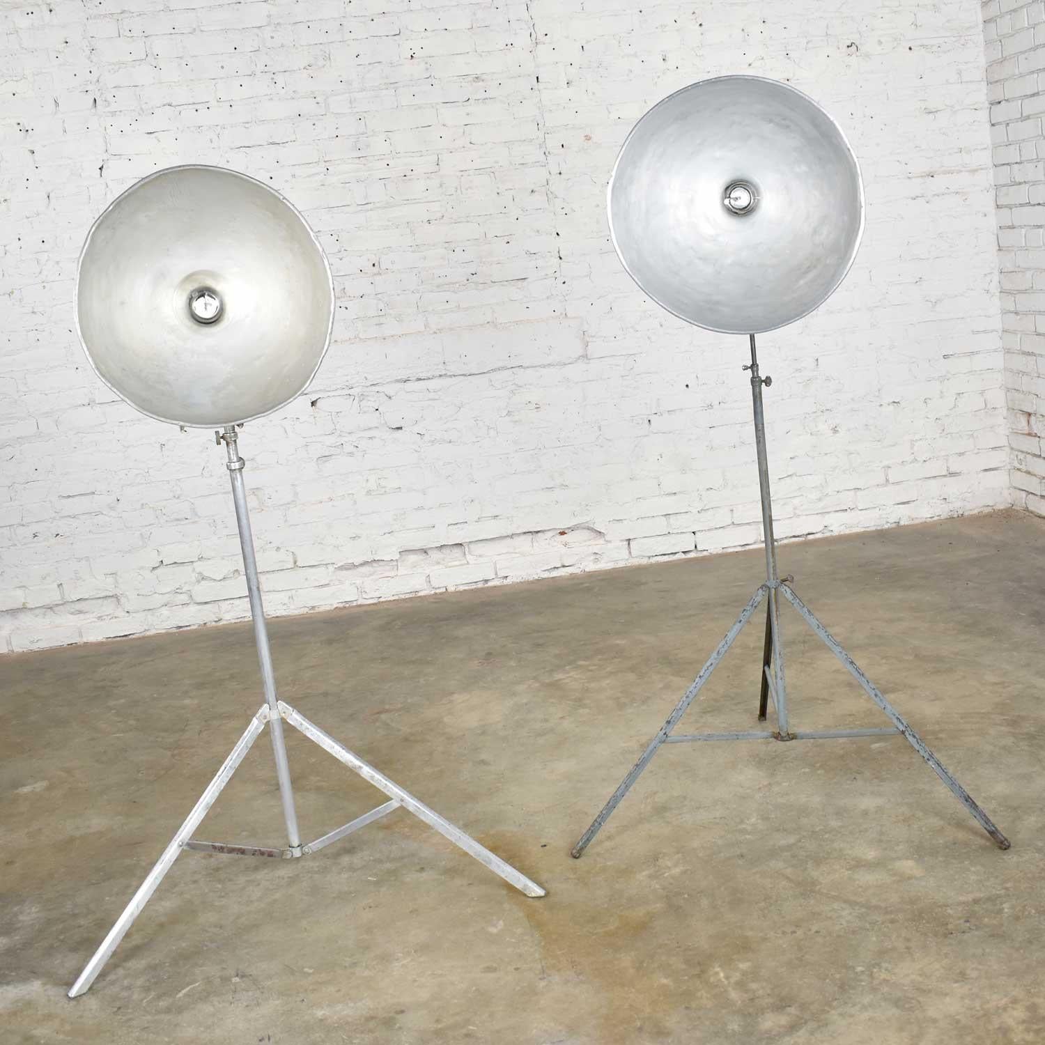 Vintage Industrial Pareja de Luces de Pie para Fotógrafos Base Trípode Desconocido en venta